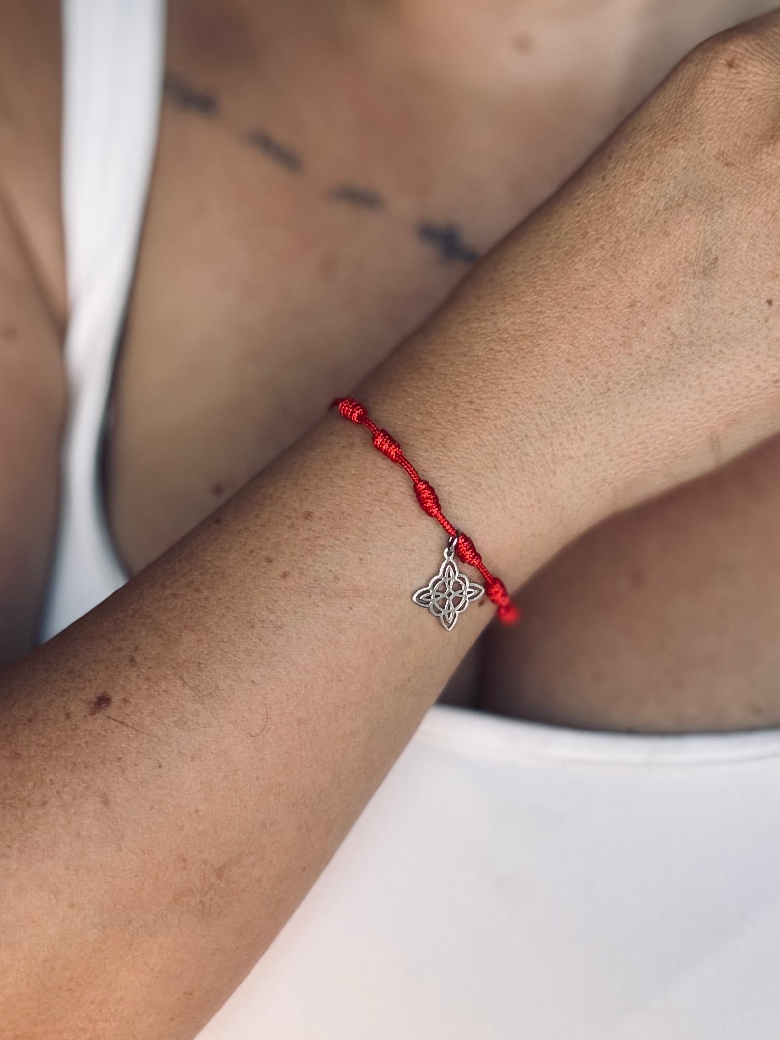 PULSERA 7 NUDOS ROJA CON NUDO DE BRUJA DE ACERO