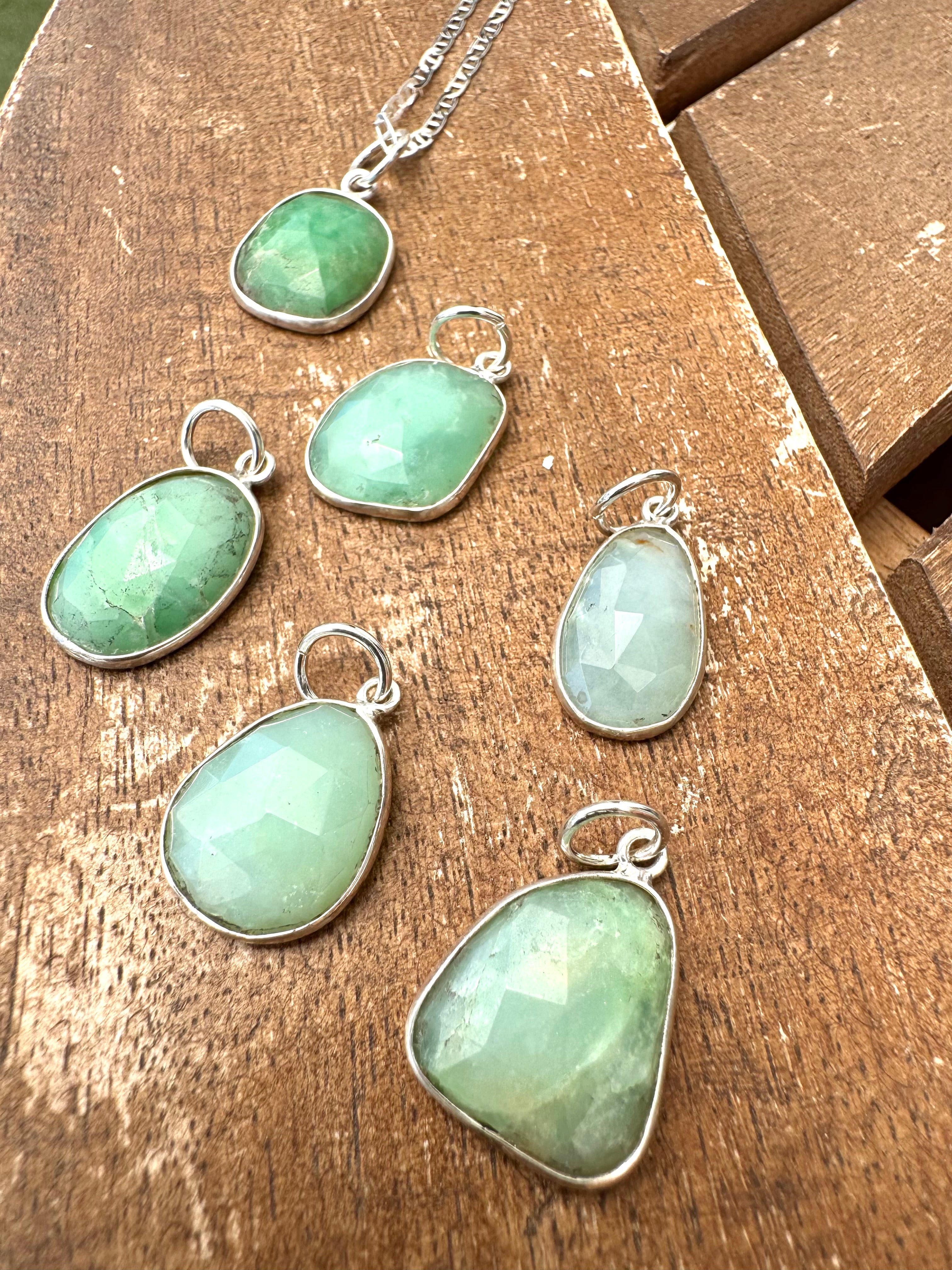 COLGANTE FACETADO  CRISOPRASA PLATA | ESPERANZA | CALMA