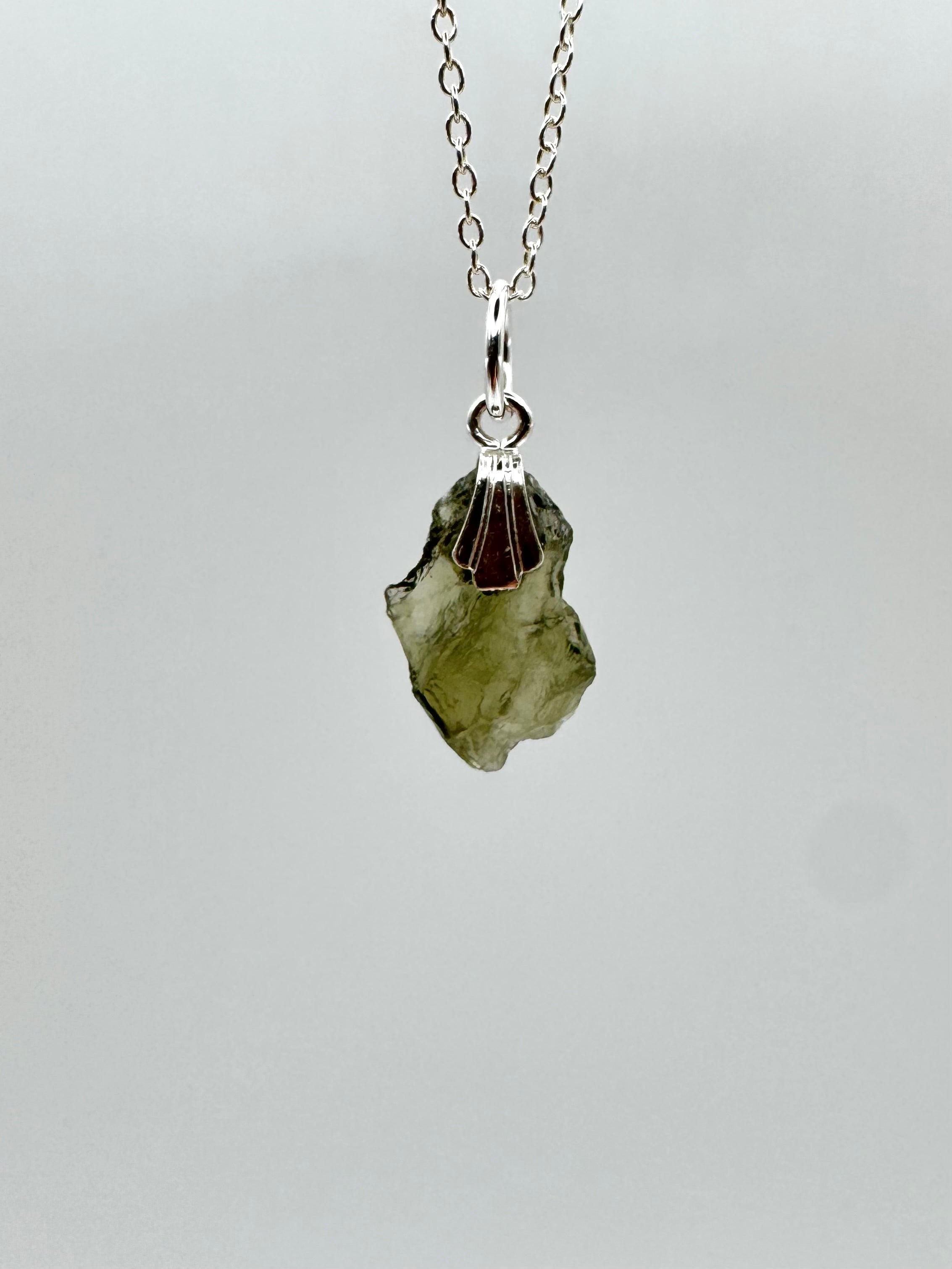 MOLDAVITA COLGANTE PLATA