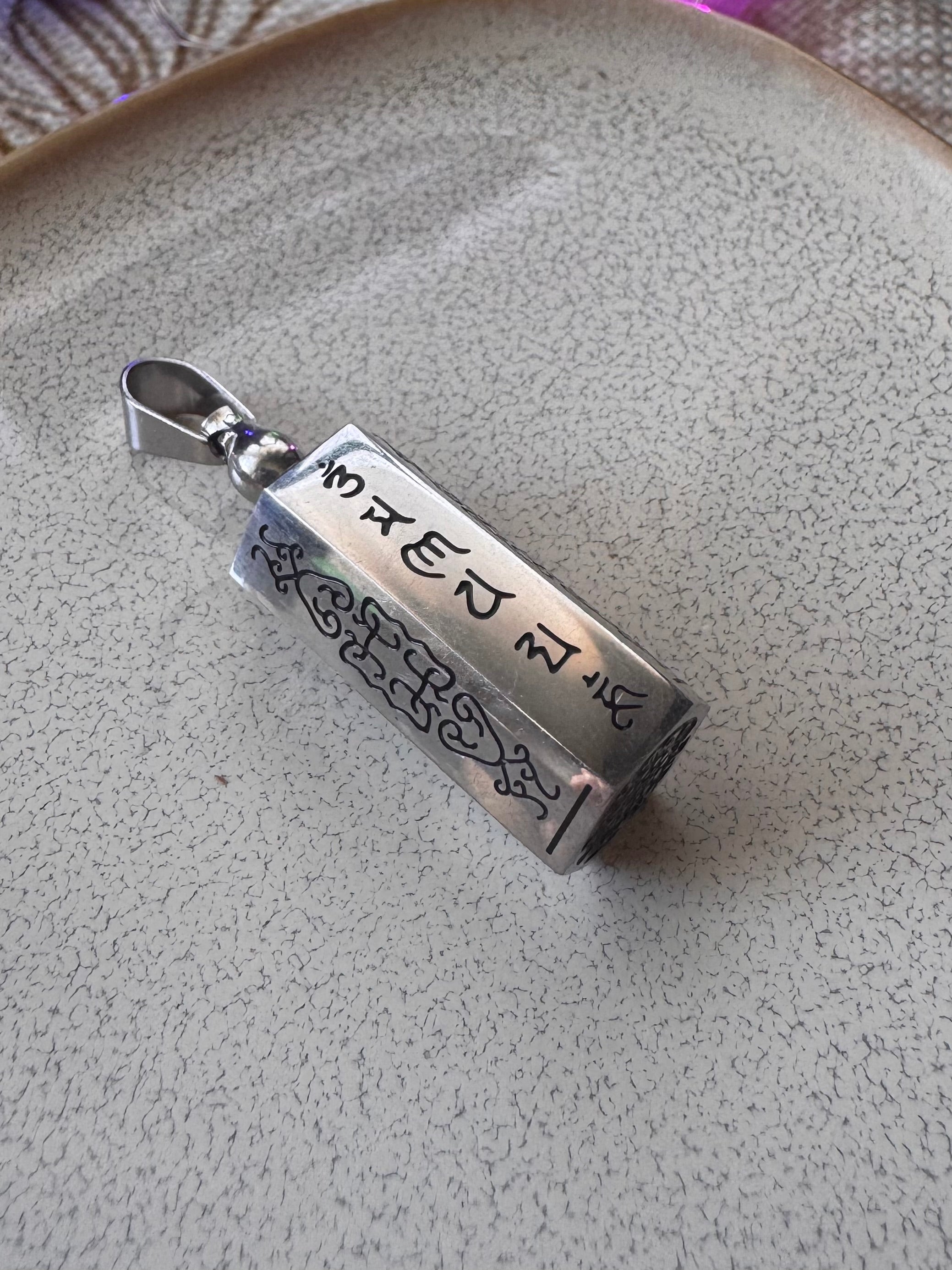 COFRE PORTADOR OM MANI PADME HUM | CÓDIGOS SAGRADOS | CHIPS | CENIZAS