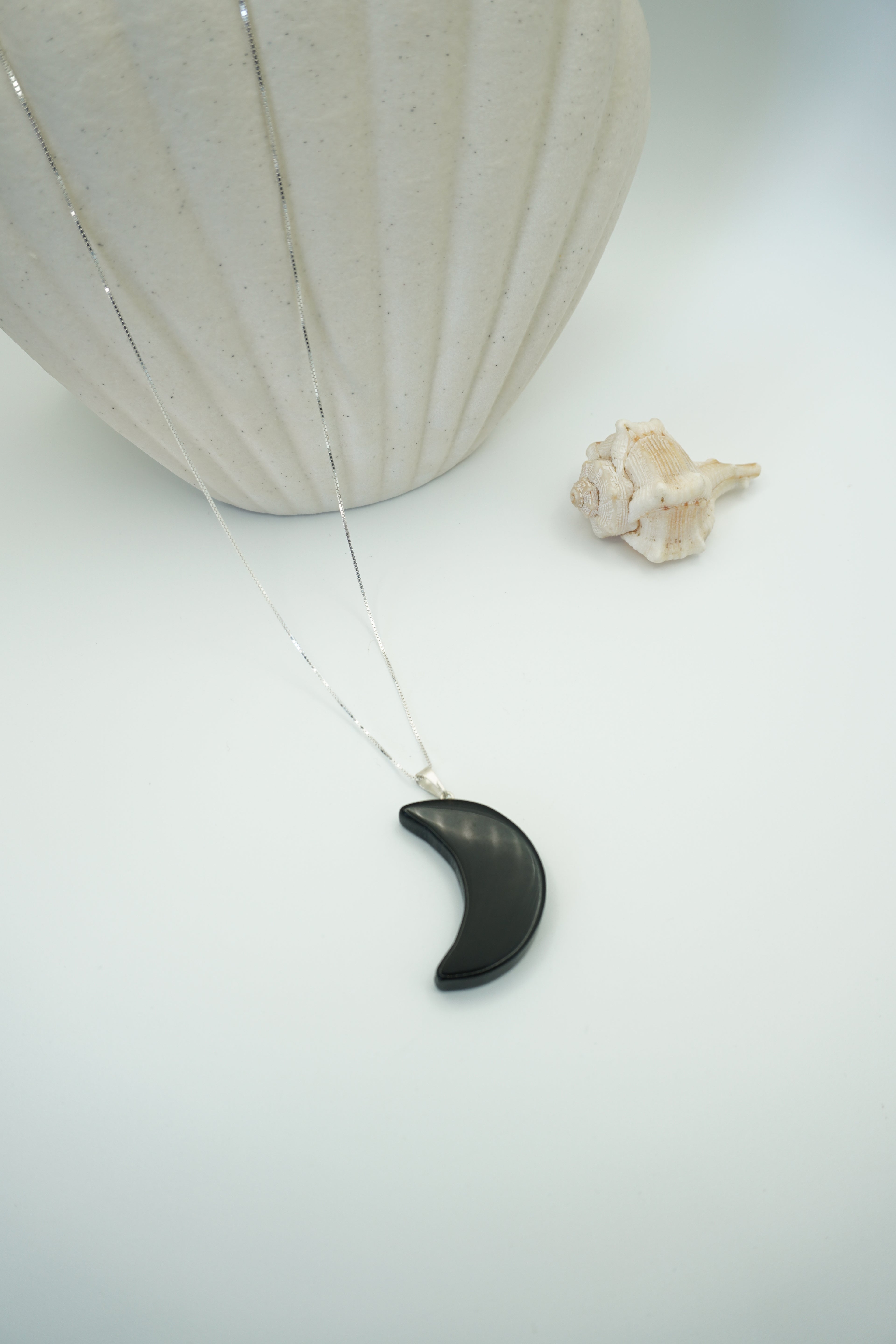 COLGANTE MEDIA LUNA OBSIDIANA | INTROSPECCIÓN | PROTECCIÓN