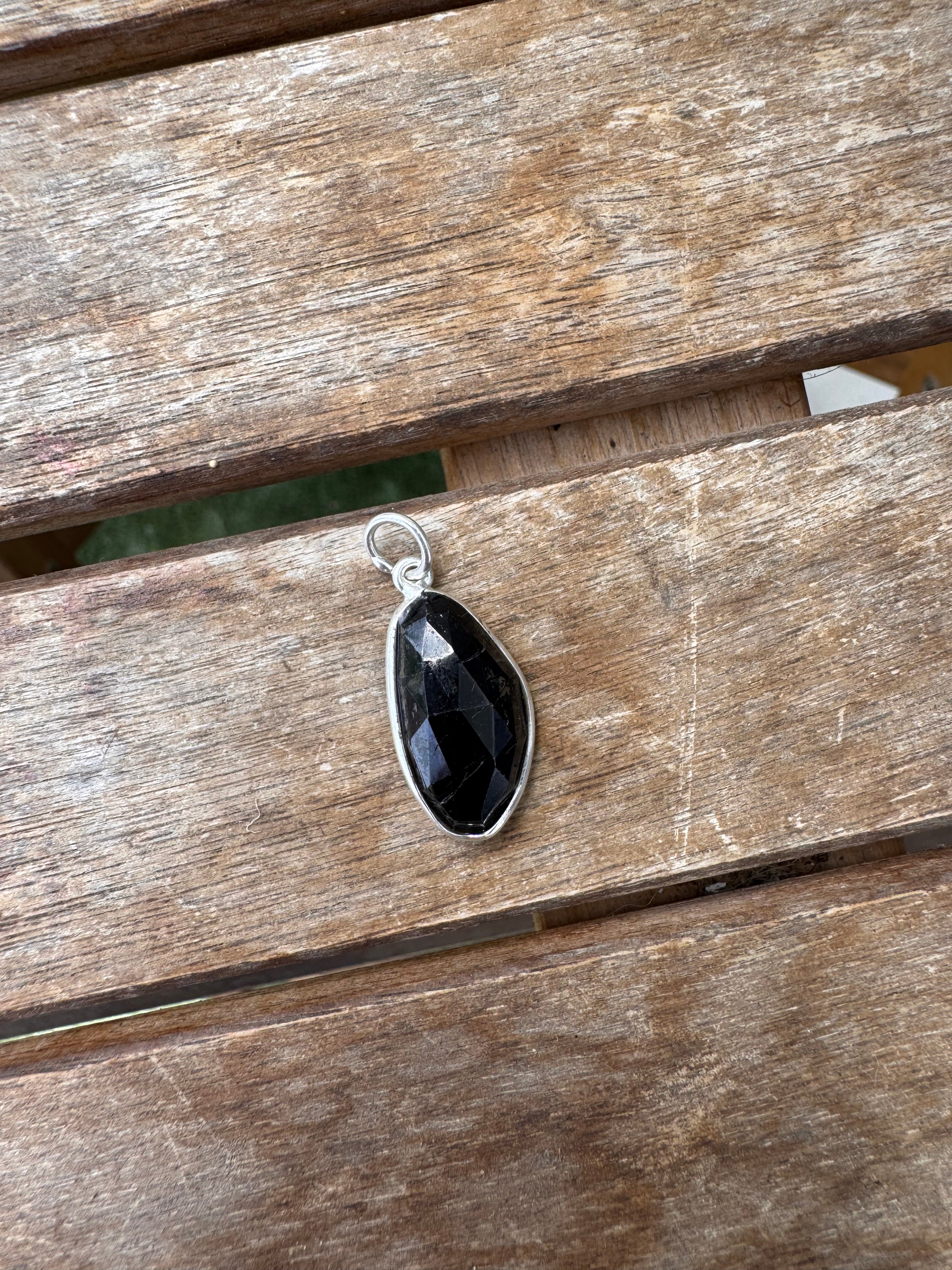 COLGANTE FACETADO TURMALINA | TRANSFORMACIÓN