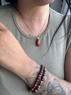 COLGANTE EN ACERO DORADO | FACETADO JASPE ROJO | VITALIDAD | PASIÓN