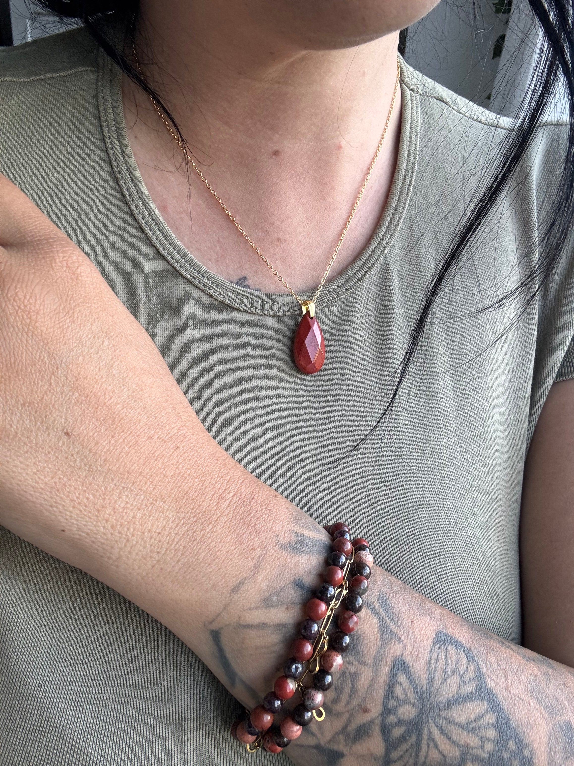 COLGANTE EN ACERO DORADO | FACETADO JASPE ROJO | VITALIDAD | PASIÓN