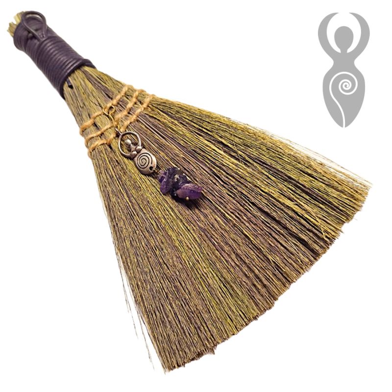 ESCOBA DE BRUJA DIOSA AMATISTA 13X22CM