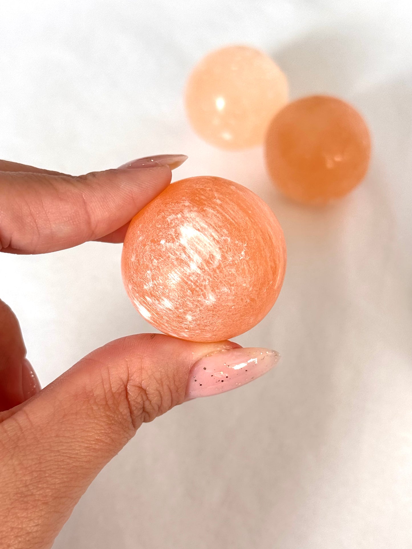 ESFERA DE SELENITA NARANJA 4CM | ABSORBE ENERGÍAS NEGATIVAS