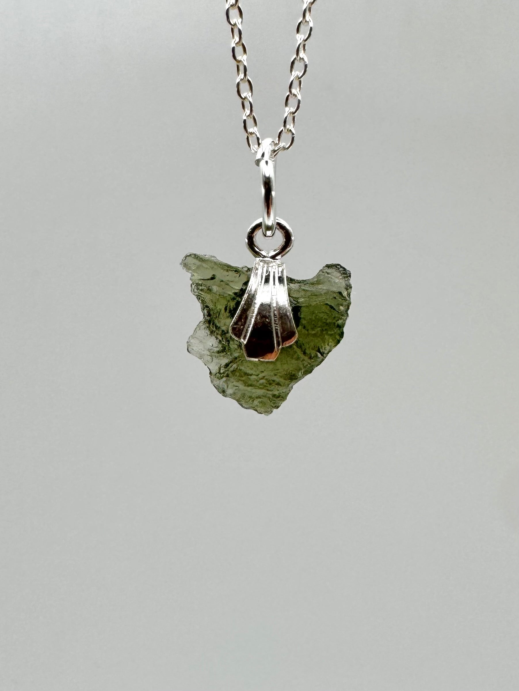 MOLDAVITA COLGANTE PLATA