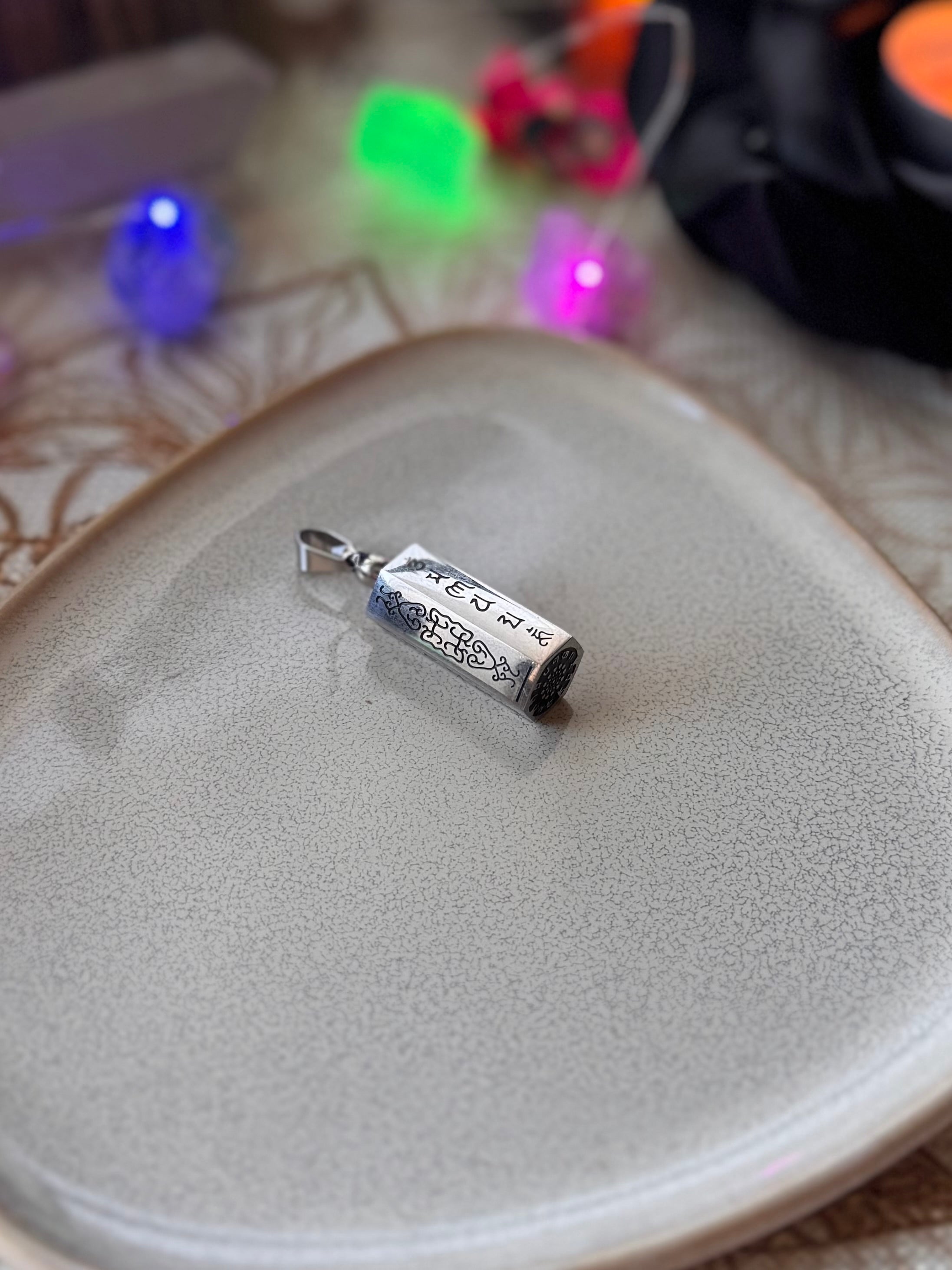 COFRE PORTADOR OM MANI PADME HUM | CÓDIGOS SAGRADOS | CHIPS | CENIZAS