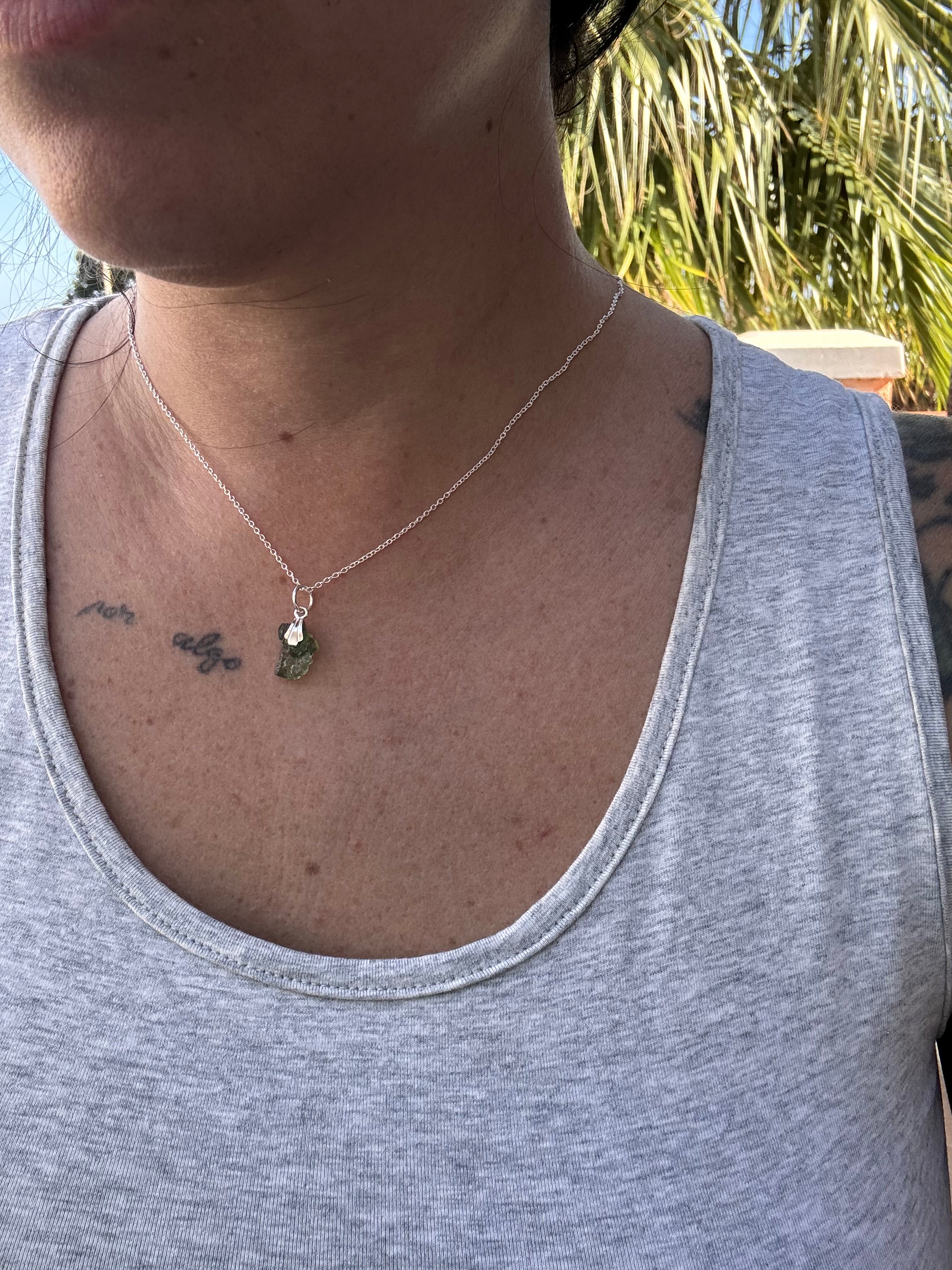 MOLDAVITA COLGANTE PLATA