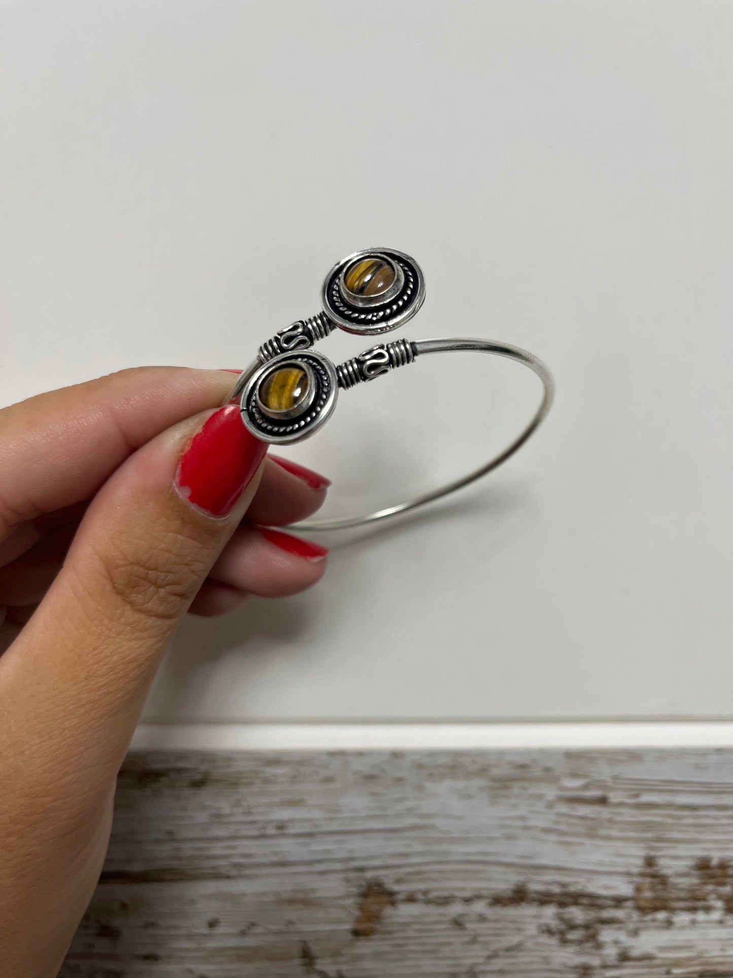 Brazalete plateado ojo de tigre