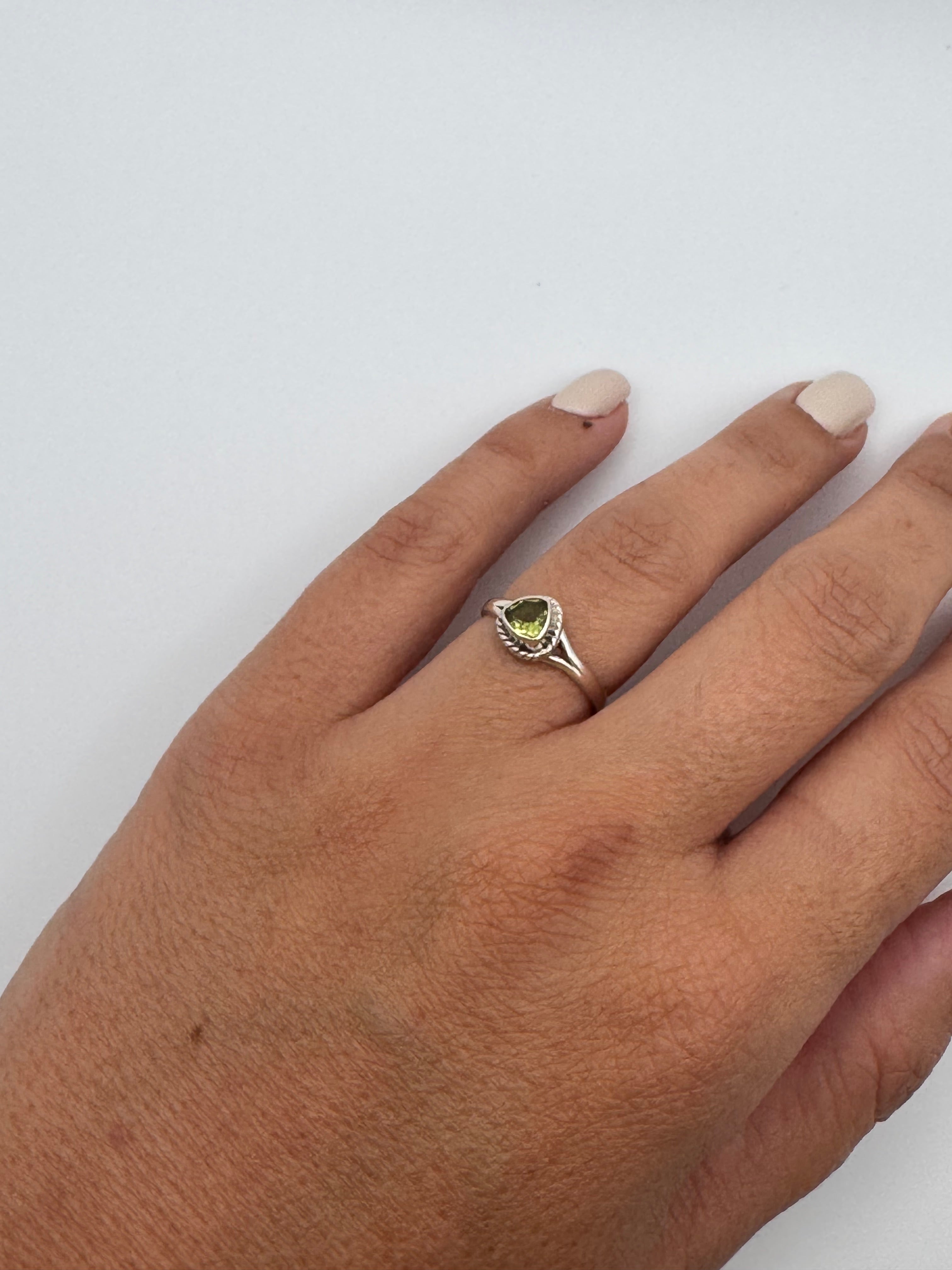 ANILLO DE PLATA AJUSTABLE | GEMA DE OLIVINO