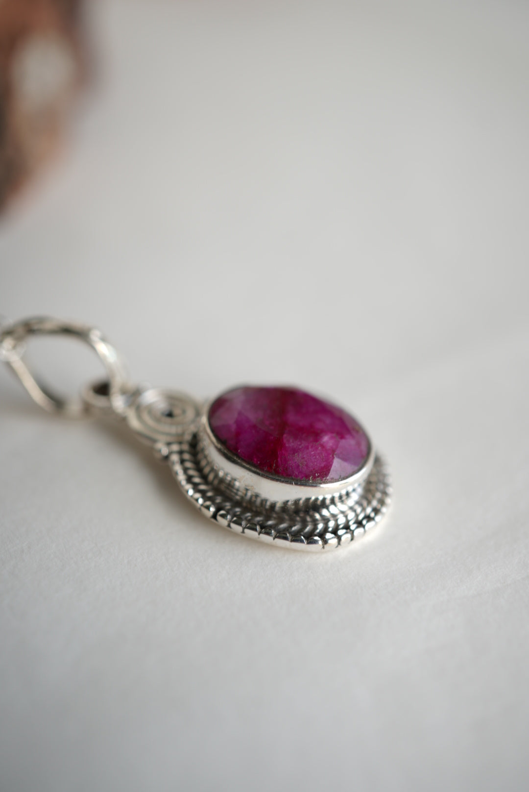 COLGANTE LLAMA SAGRADA | RUBI