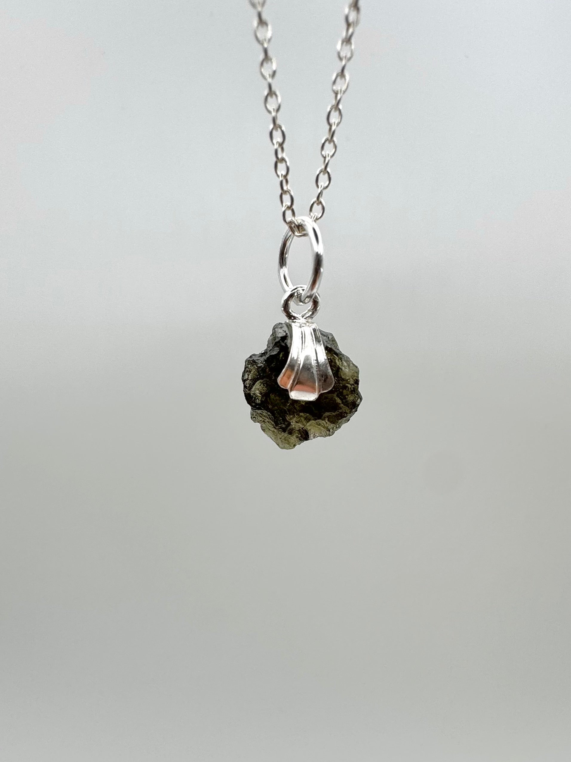 MOLDAVITA COLGANTE PLATA