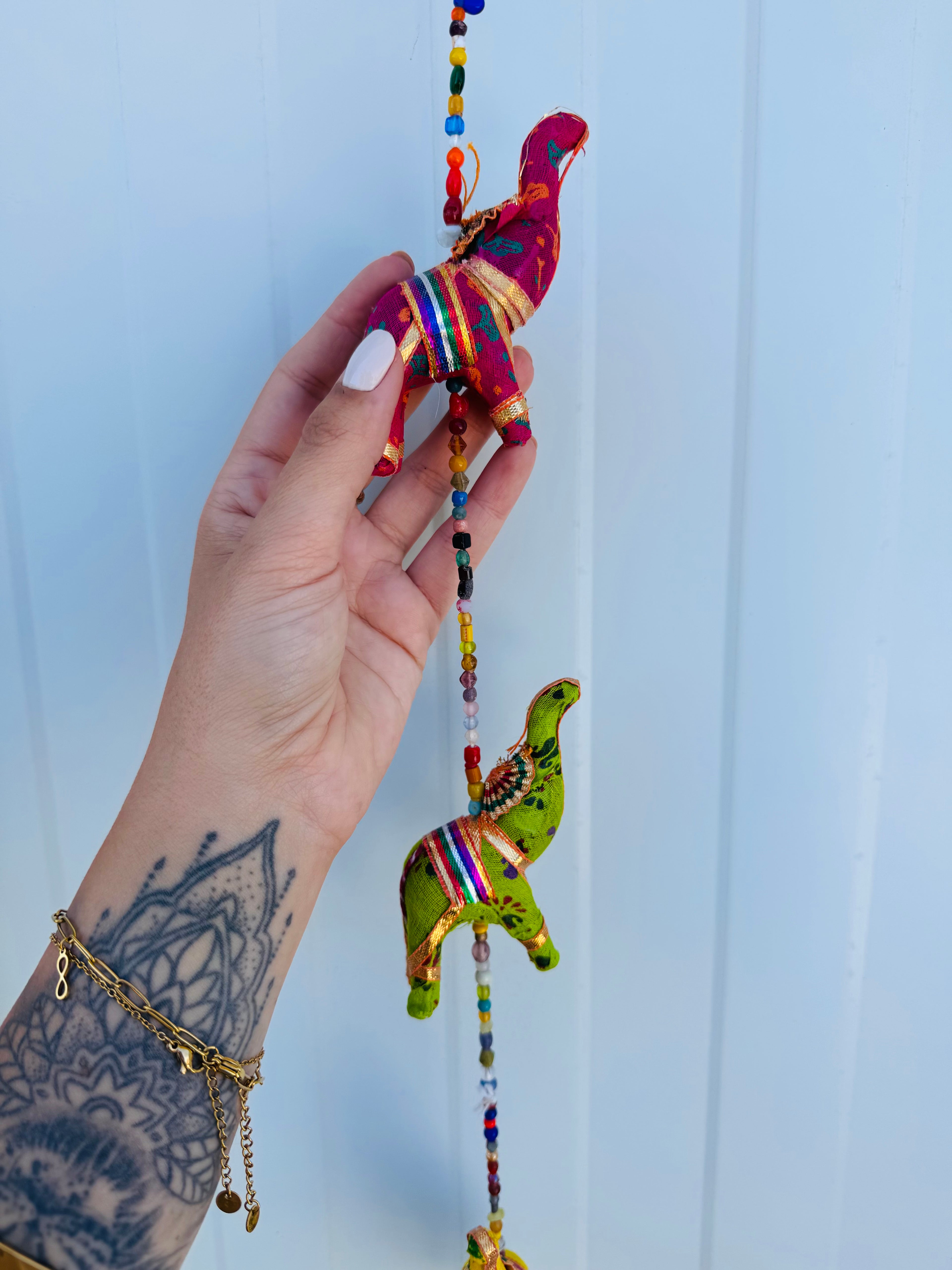 MÓVIL COLGANTE DE ELEFANTES COLORES