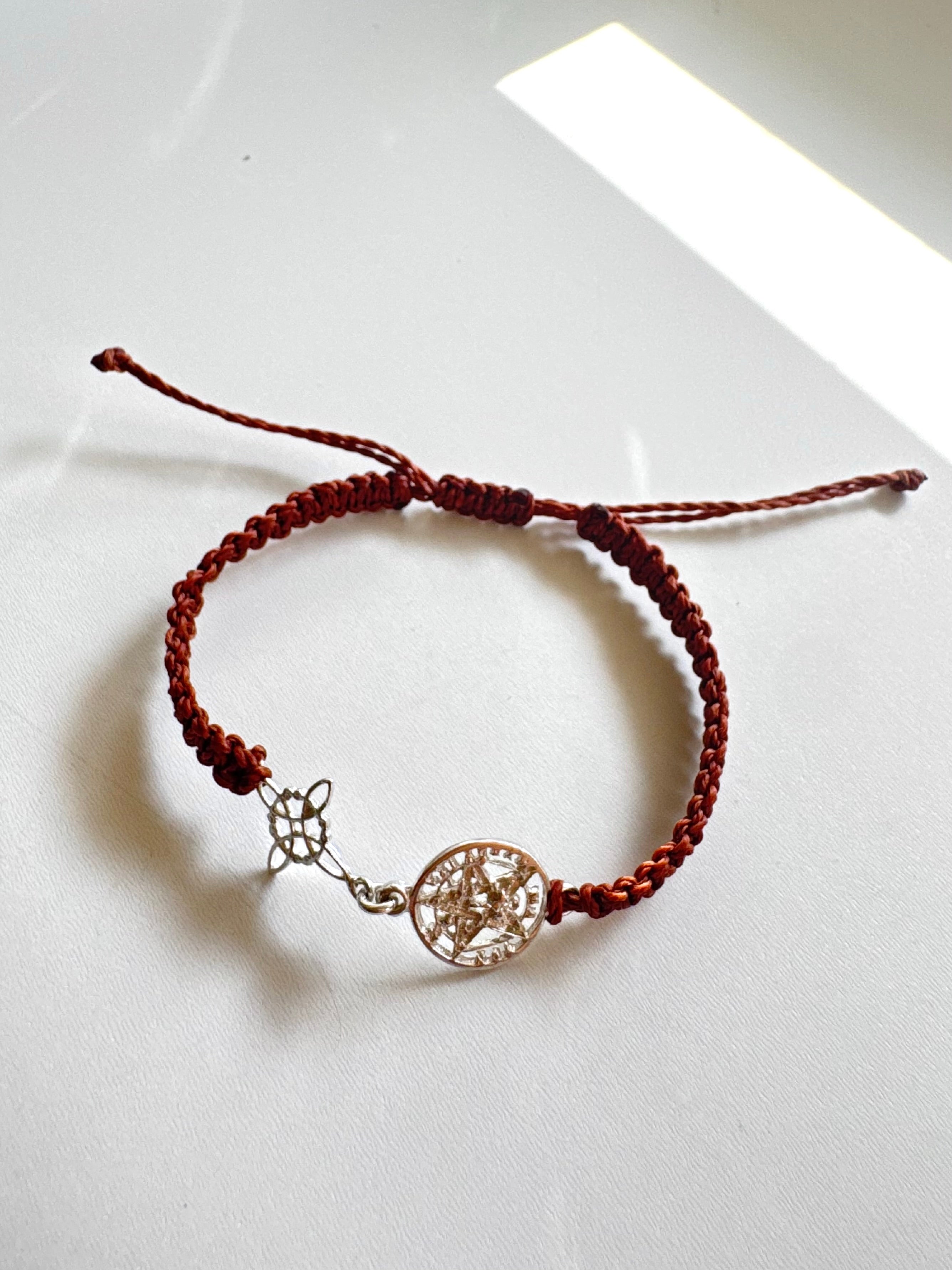 PULSERA DOBLE PROTECCIÓN MACRAMÉ AJUSTABLE