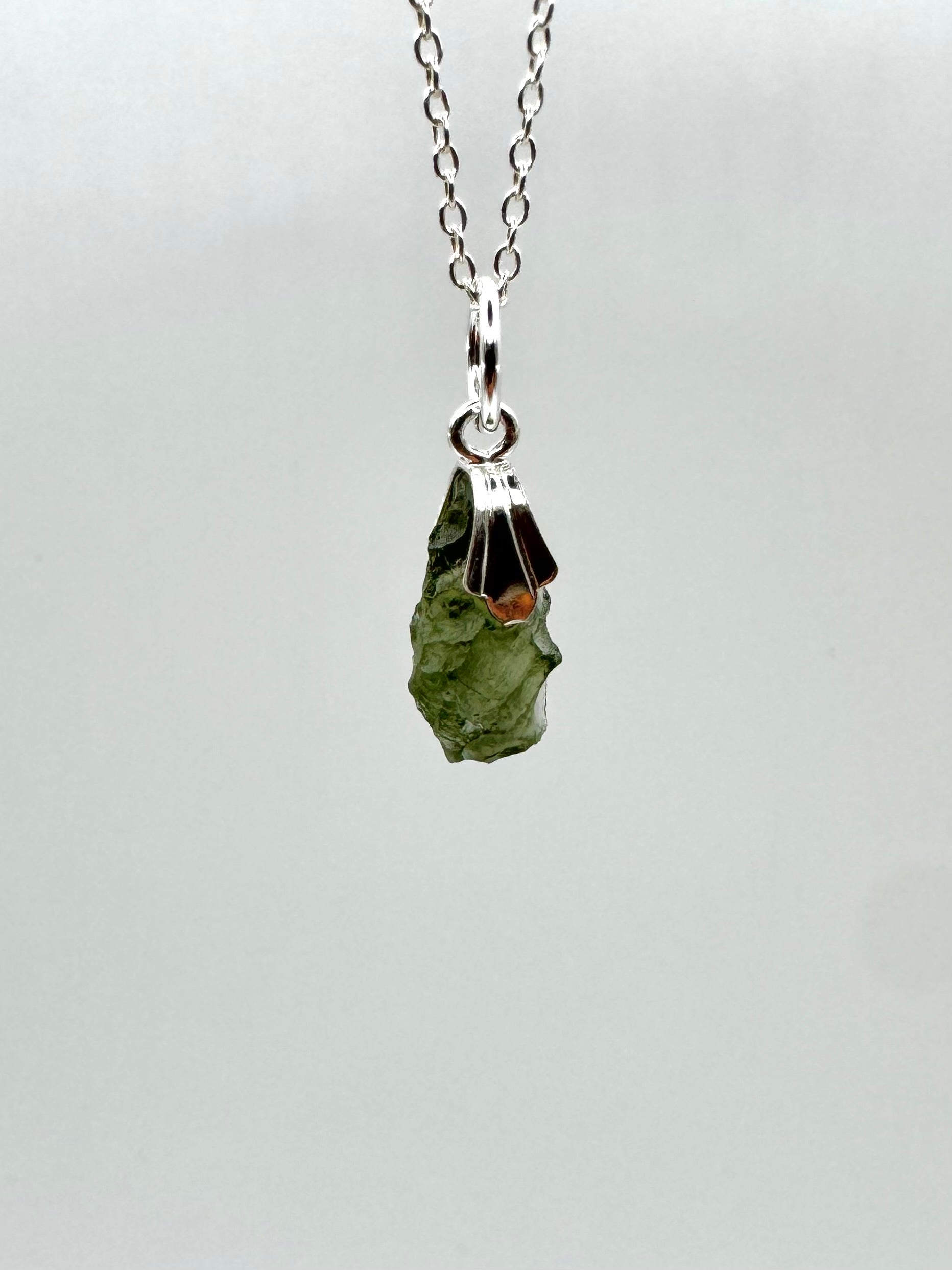 MOLDAVITA COLGANTE PLATA