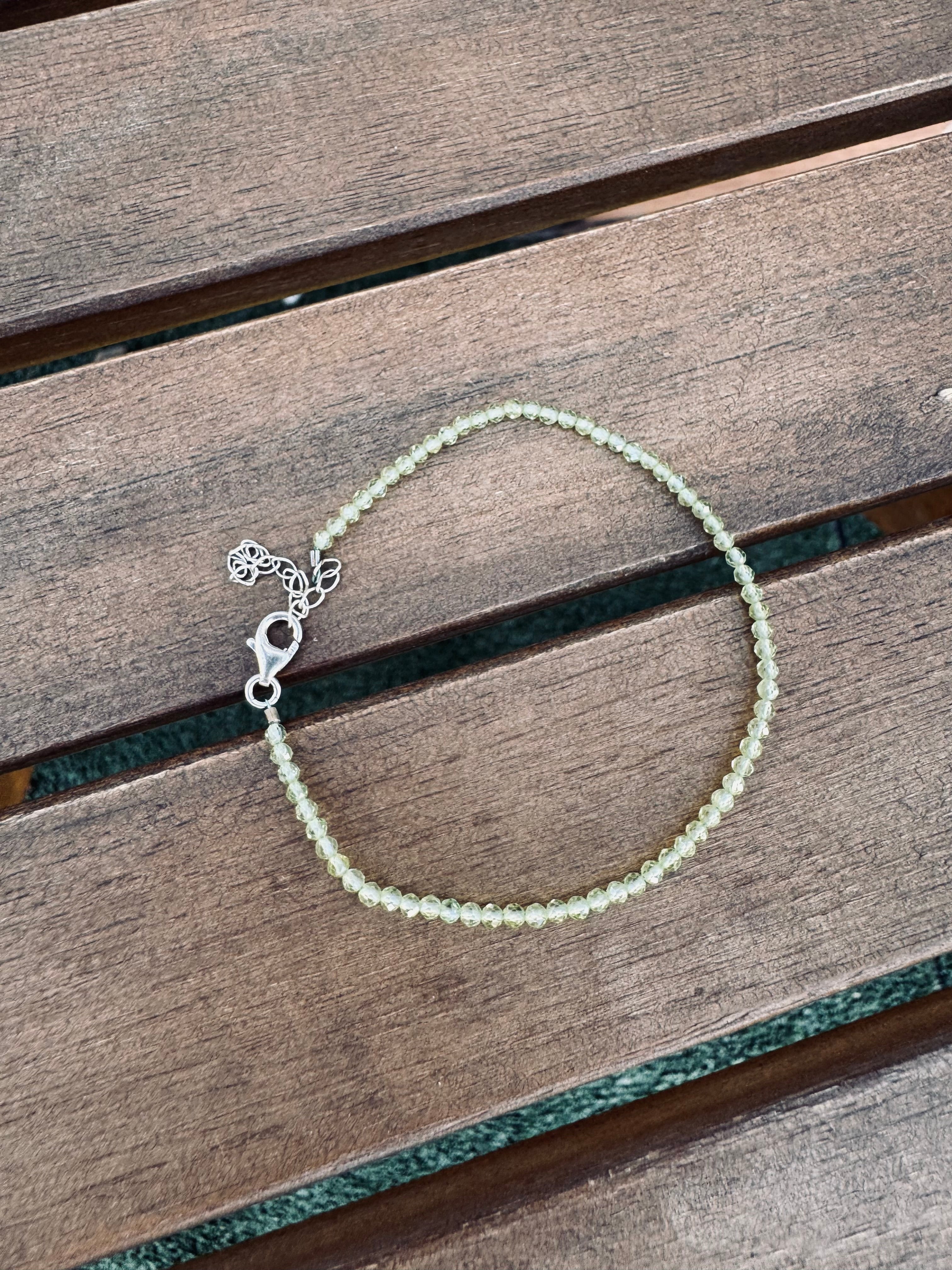 PULSERA FACETADA PERIDOTO PLATA | EMPUJE | FUERZA INTERIOR