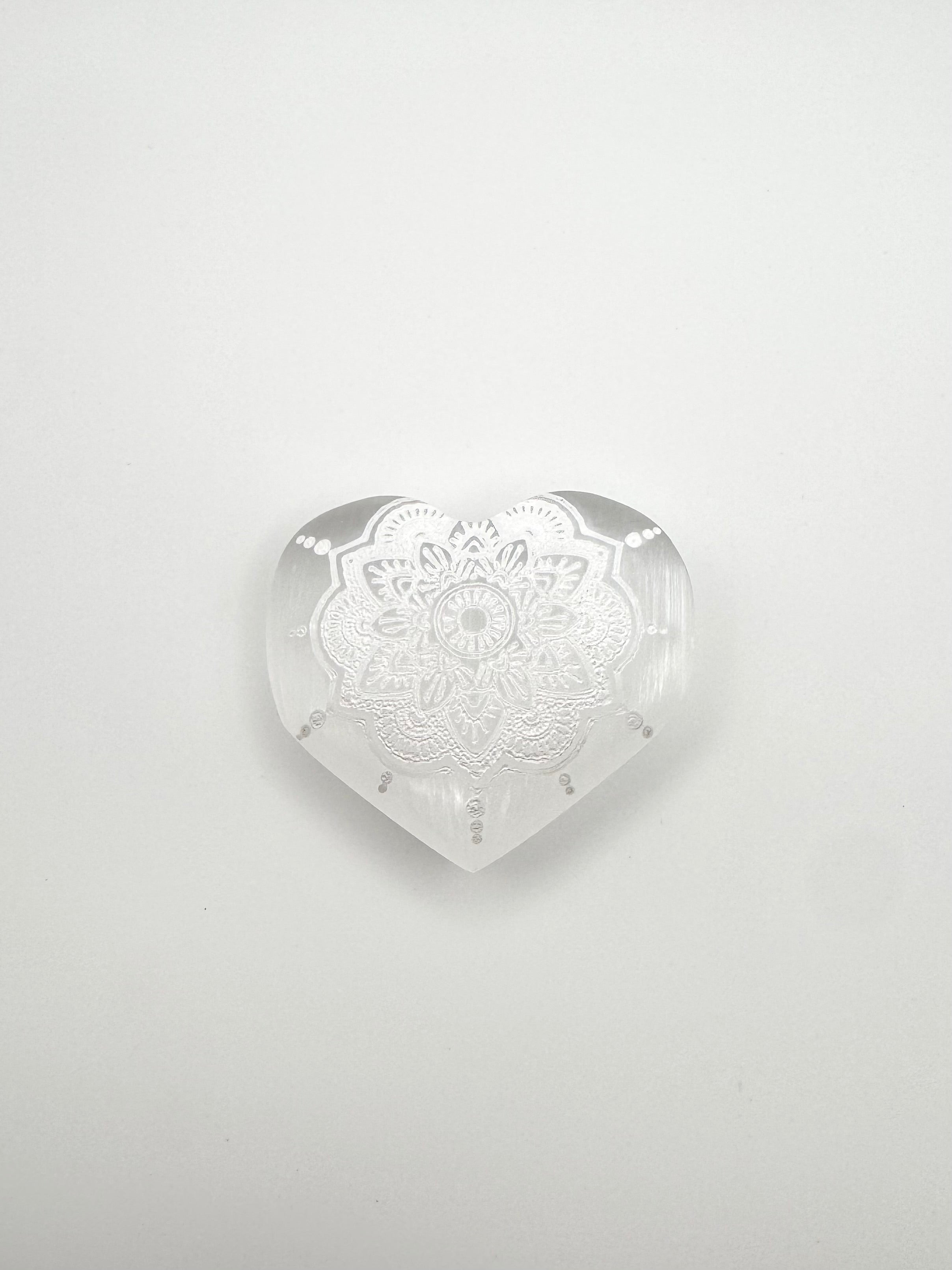 CORAZÓN SELENITA MÁNDALA