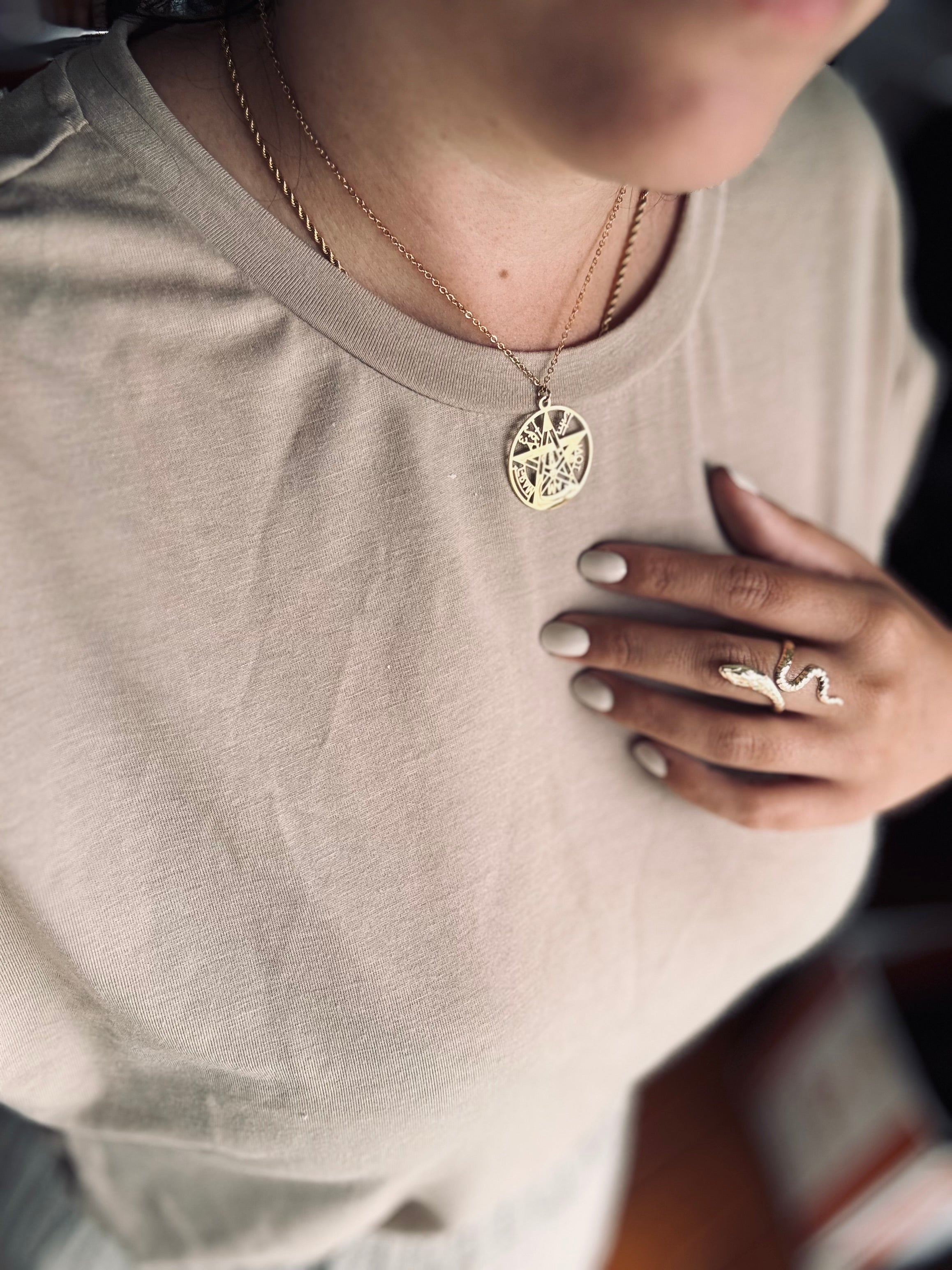 COLGANTE TETRAGRAMATON ACERO DORADO