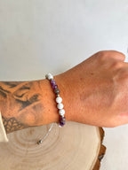 PULSERA CALMA INTERIOR | AMATISTA Y HOWLITE MACRAMÉ