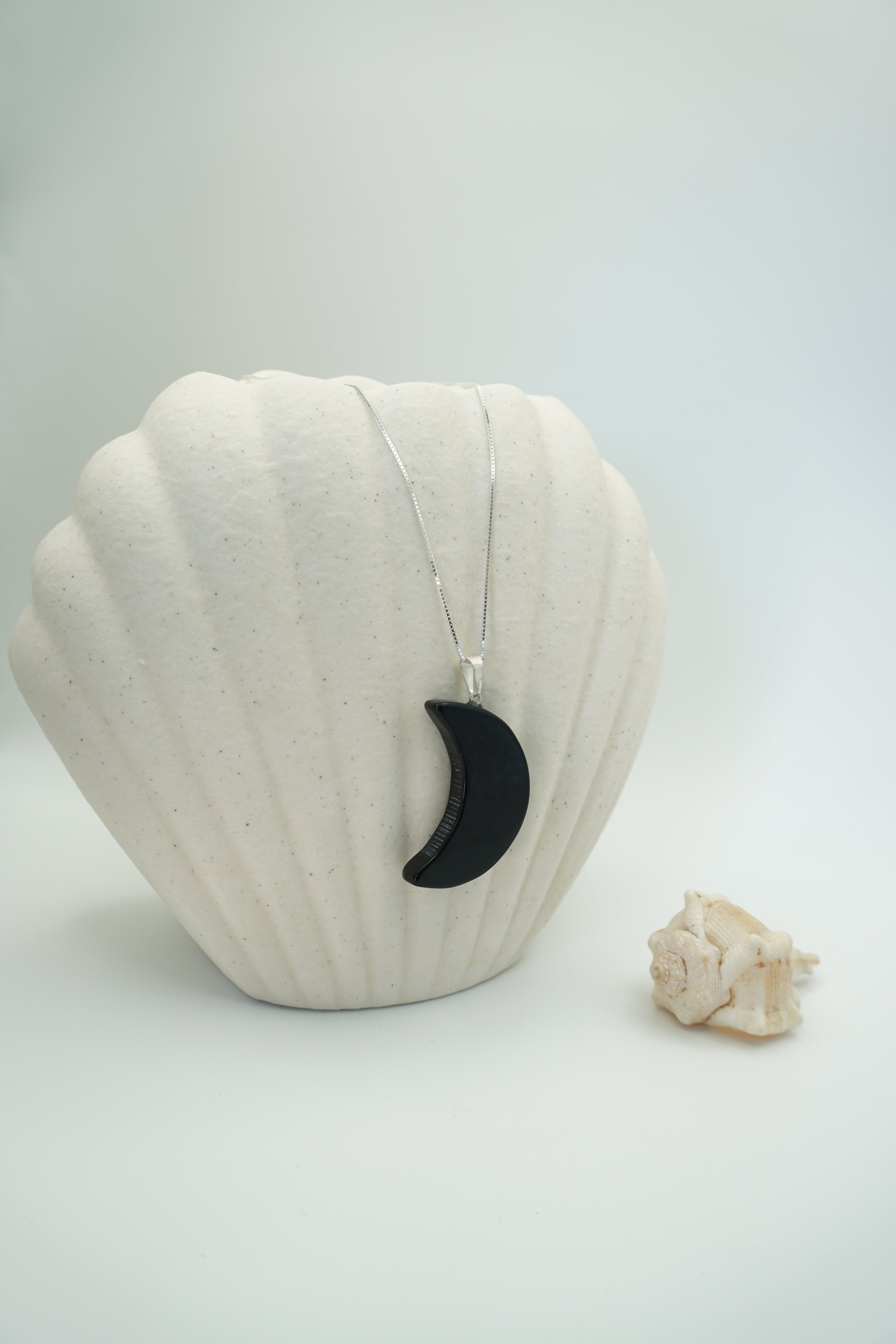 COLGANTE MEDIA LUNA OBSIDIANA | INTROSPECCIÓN | PROTECCIÓN