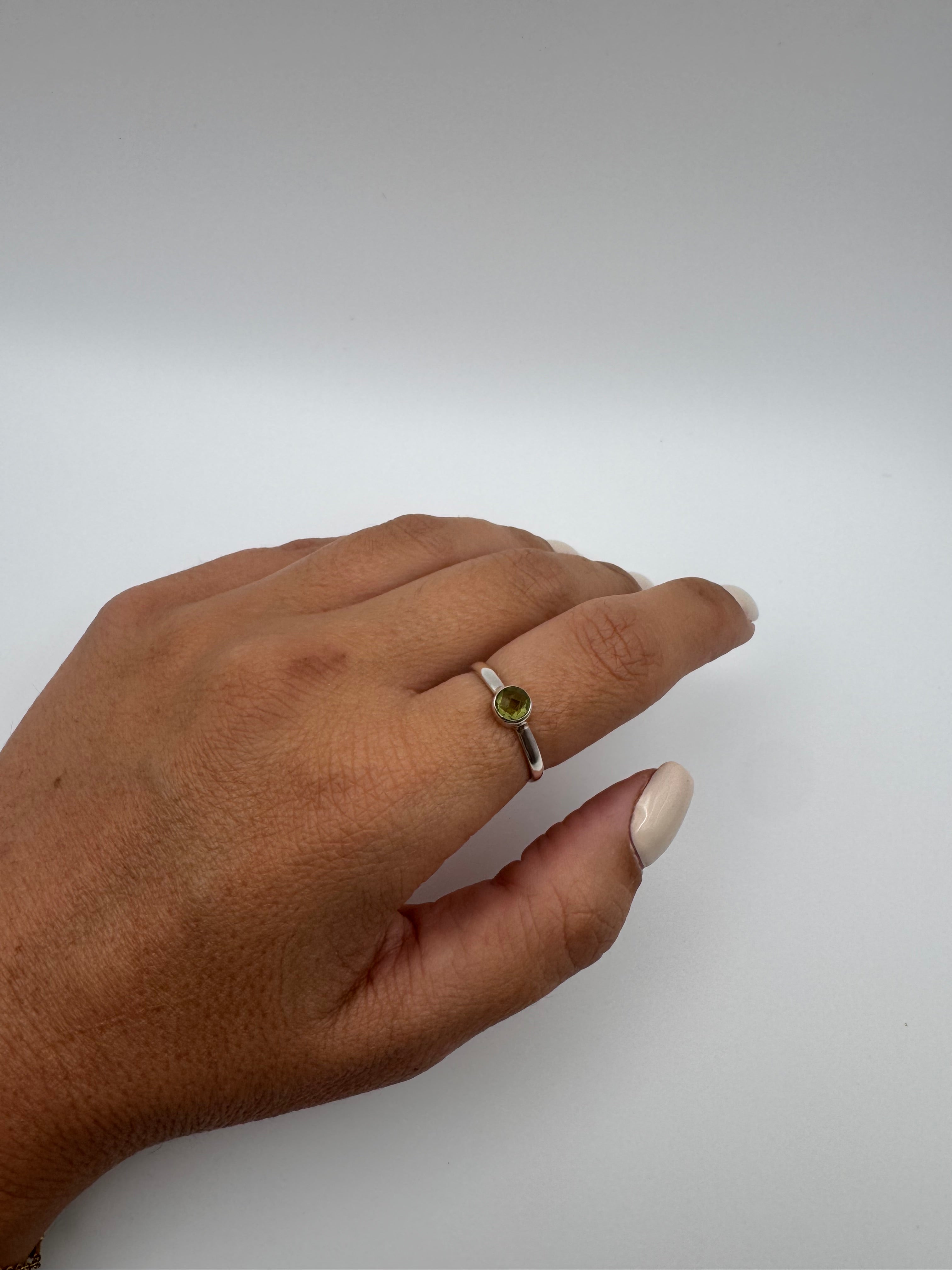 ANILLO DE PLATA AJUSTABLE | GEMA DE OLIVINO