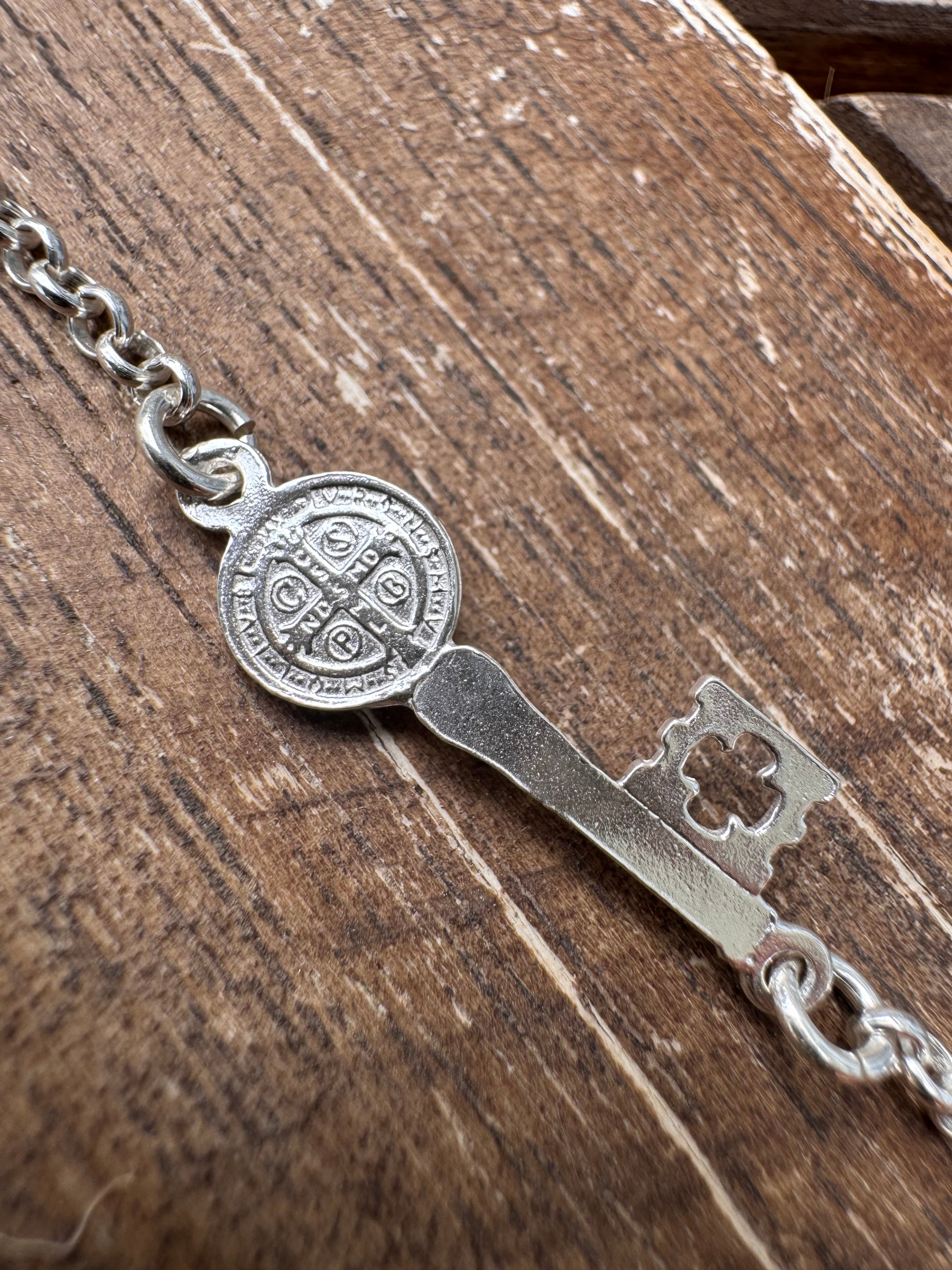 PULSERA DE PLATA LLAVE DE SAN BENITO | ABRECAMINOS | PROTECCIÓN