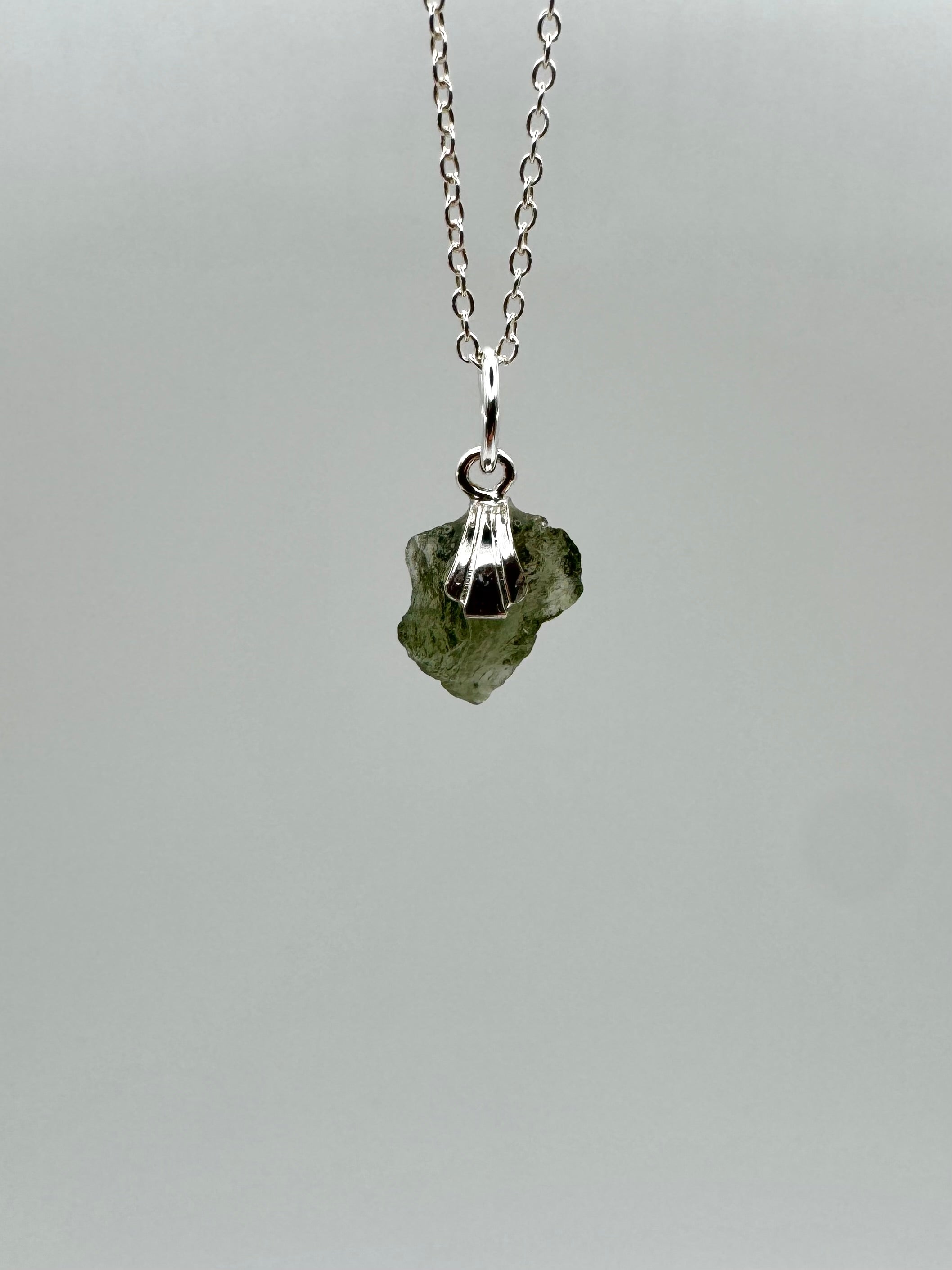 MOLDAVITA COLGANTE PLATA