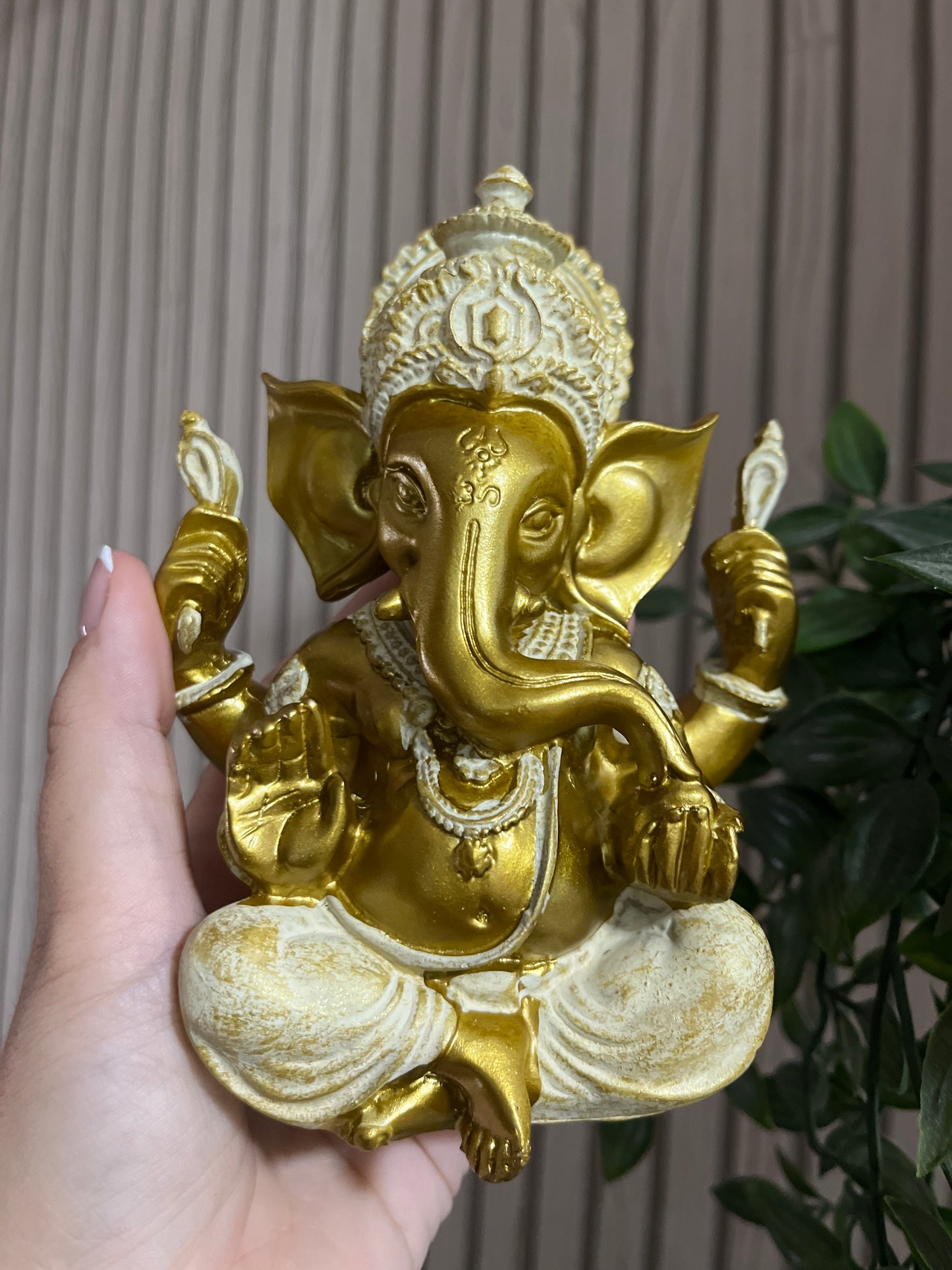 Ganesha abrecaminos resina dorada y blanca