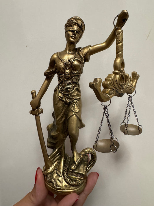 Diosa de la justicia dorada