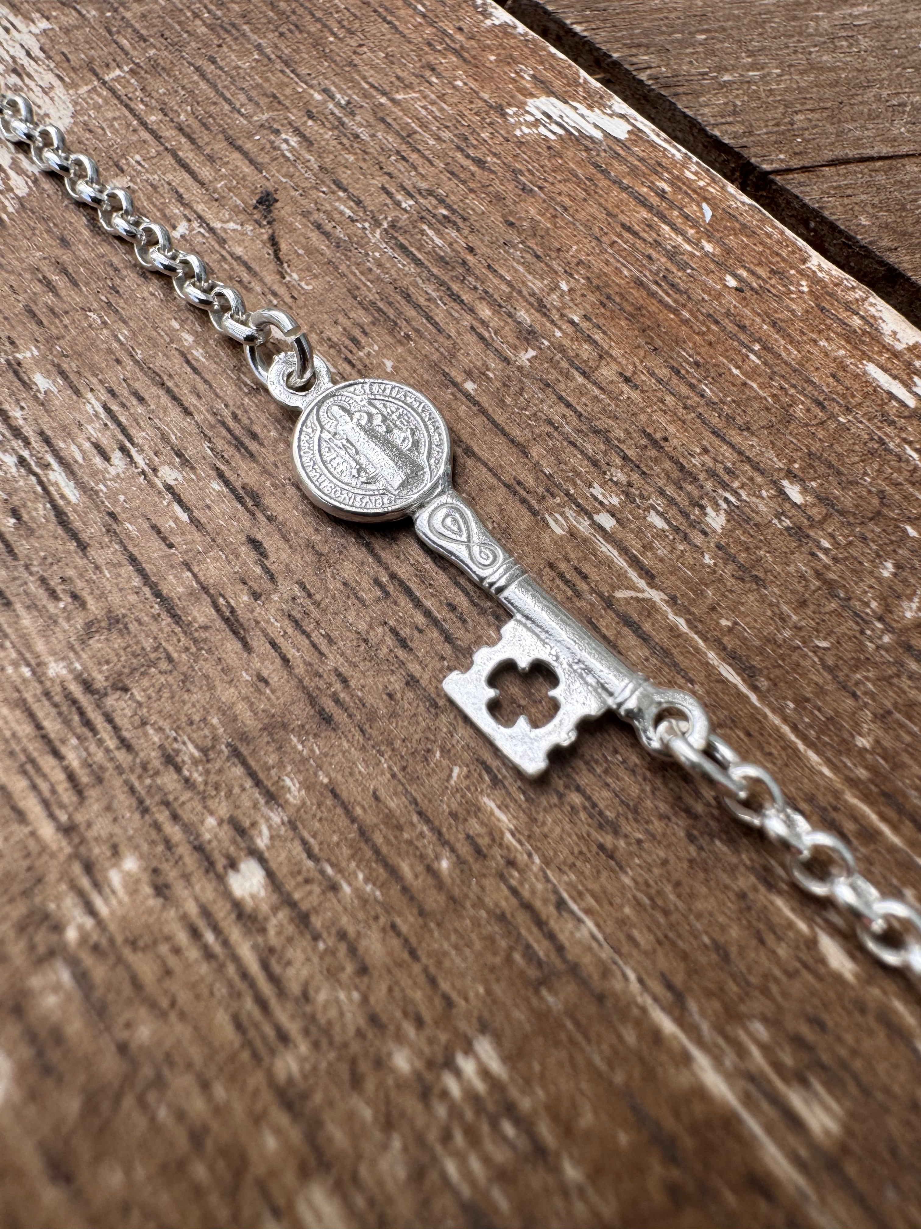 PULSERA DE PLATA LLAVE DE SAN BENITO | ABRECAMINOS | PROTECCIÓN