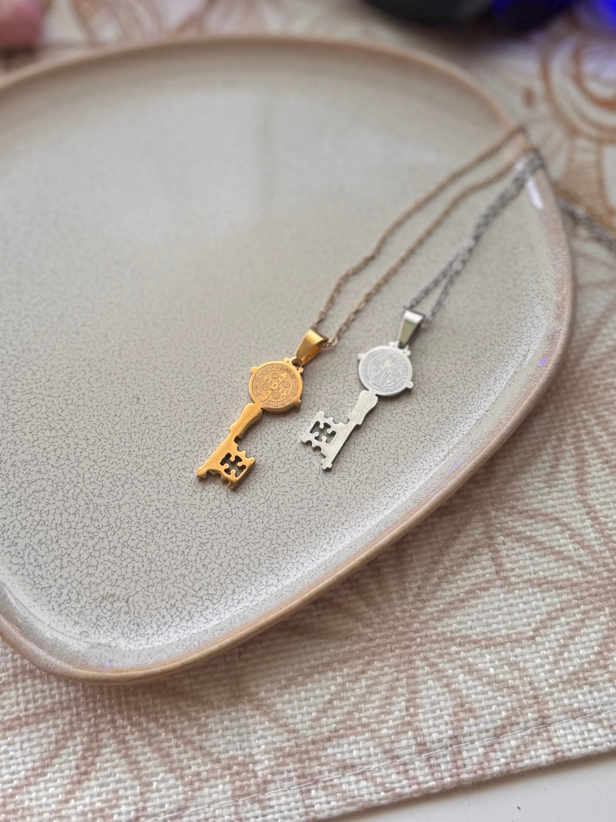 COLGANTE LLAVE SAN BENITO ACERO | ELIGE