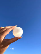 ESFERA DE SELENITA 5CM | ABSORBE ENERGÍAS NEGATIVAS