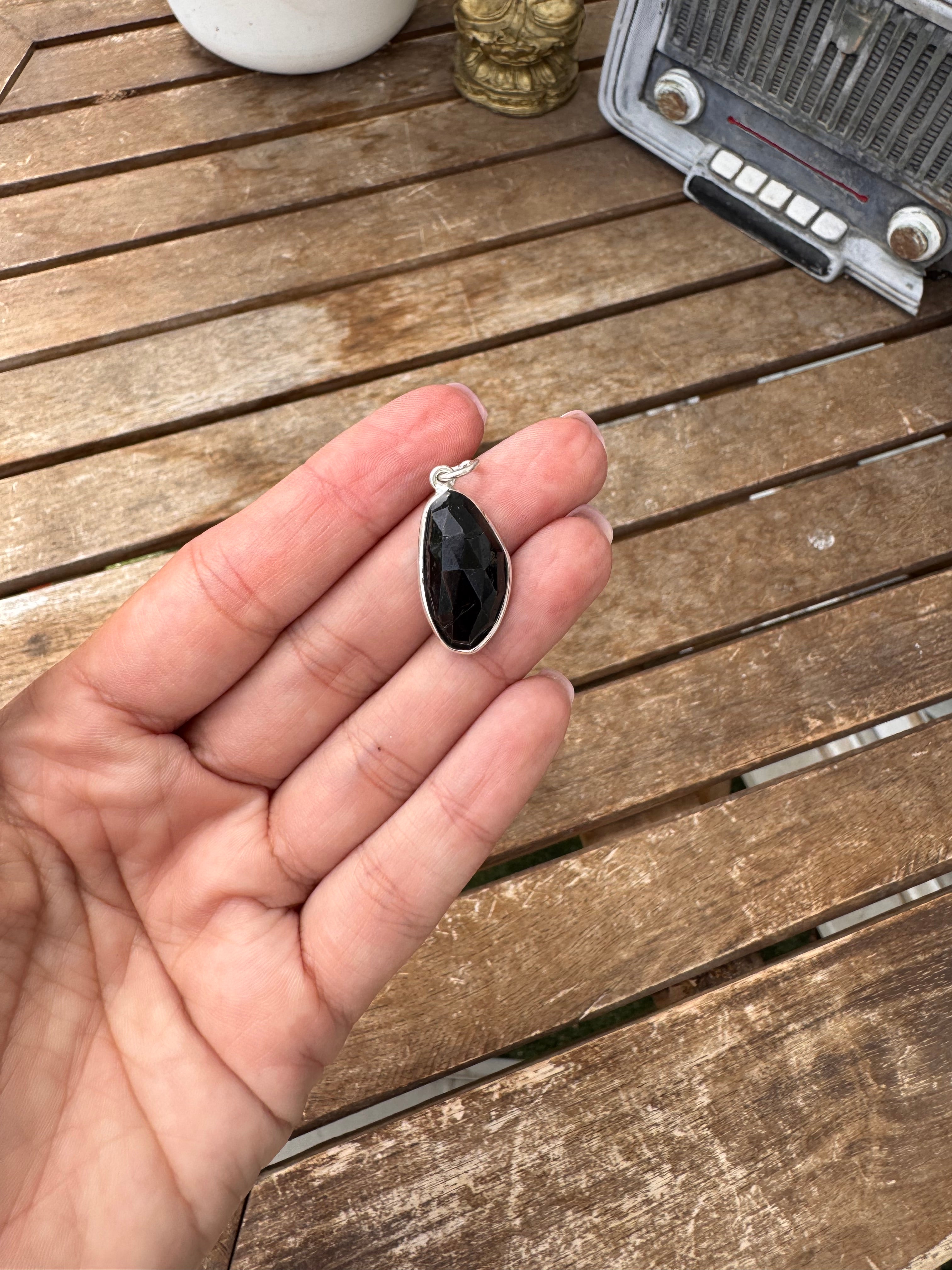 COLGANTE FACETADO TURMALINA | TRANSFORMACIÓN