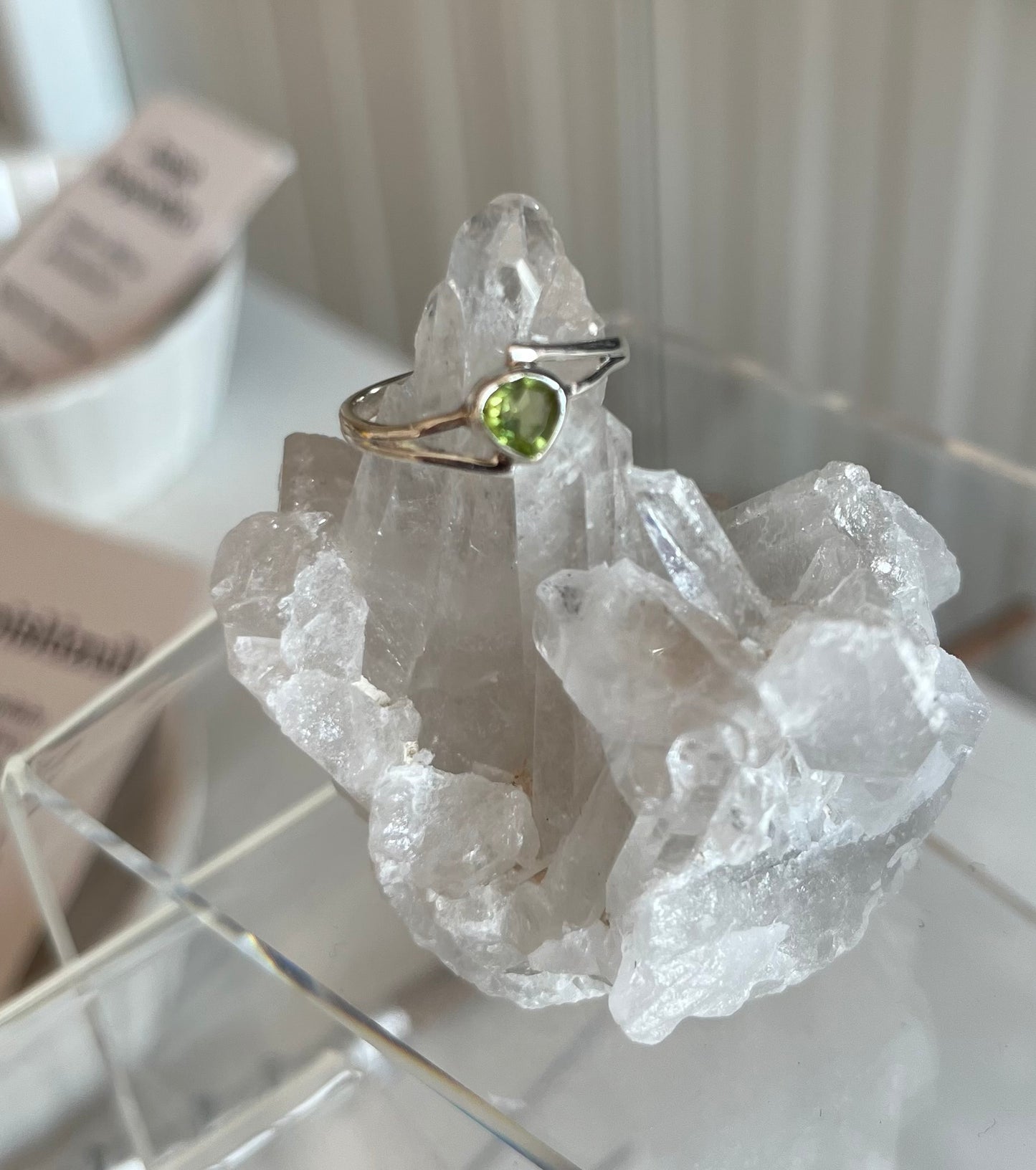 Anillo de plata con gema de olivino ajustable