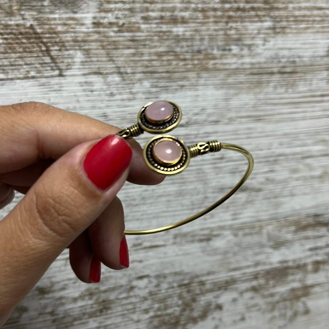 Brazalete dorado de cuarzo rosa