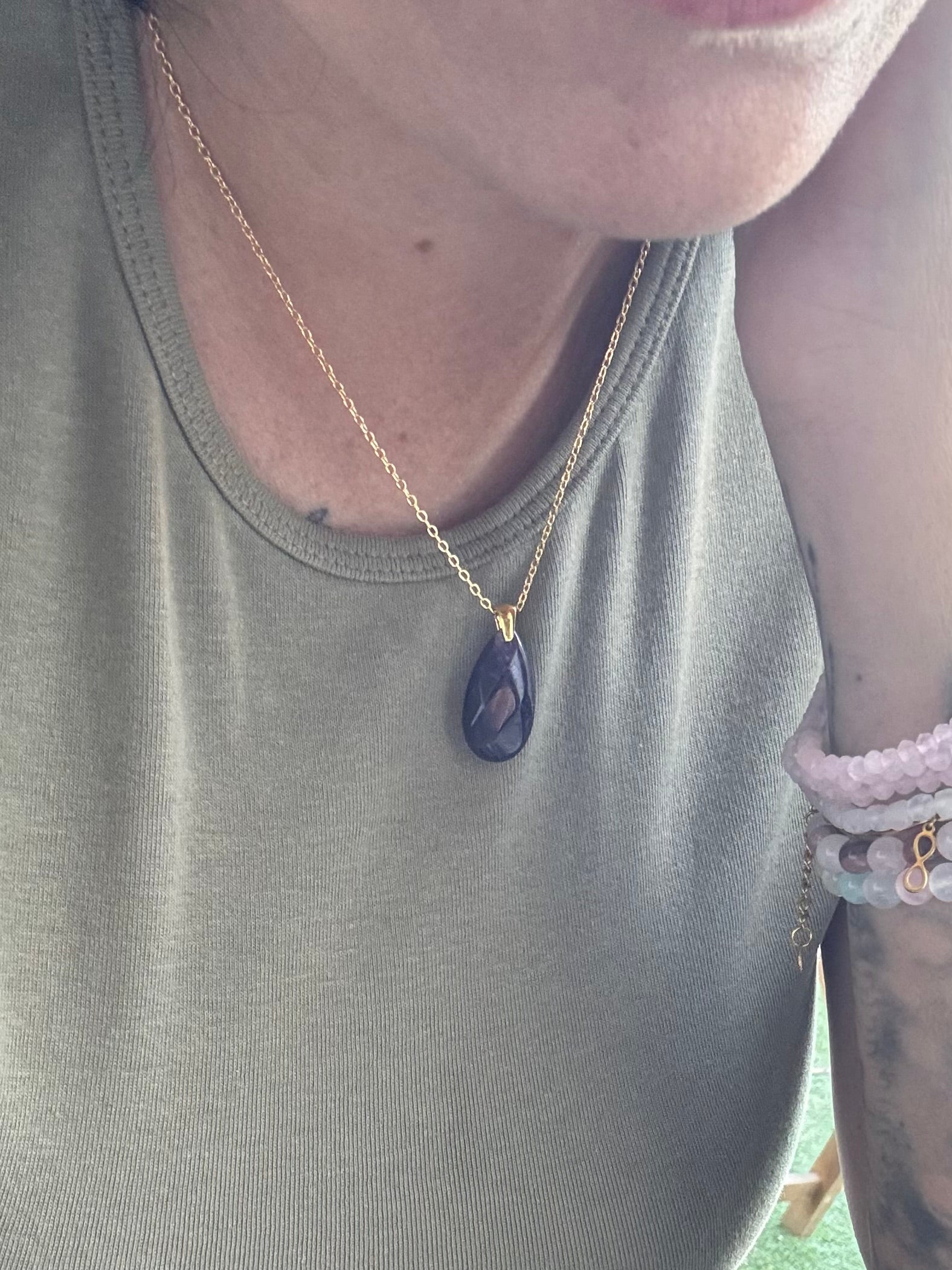COLGANTE EN ACERO DORADO | FACETADO AMATISTA | CALMA 🧘