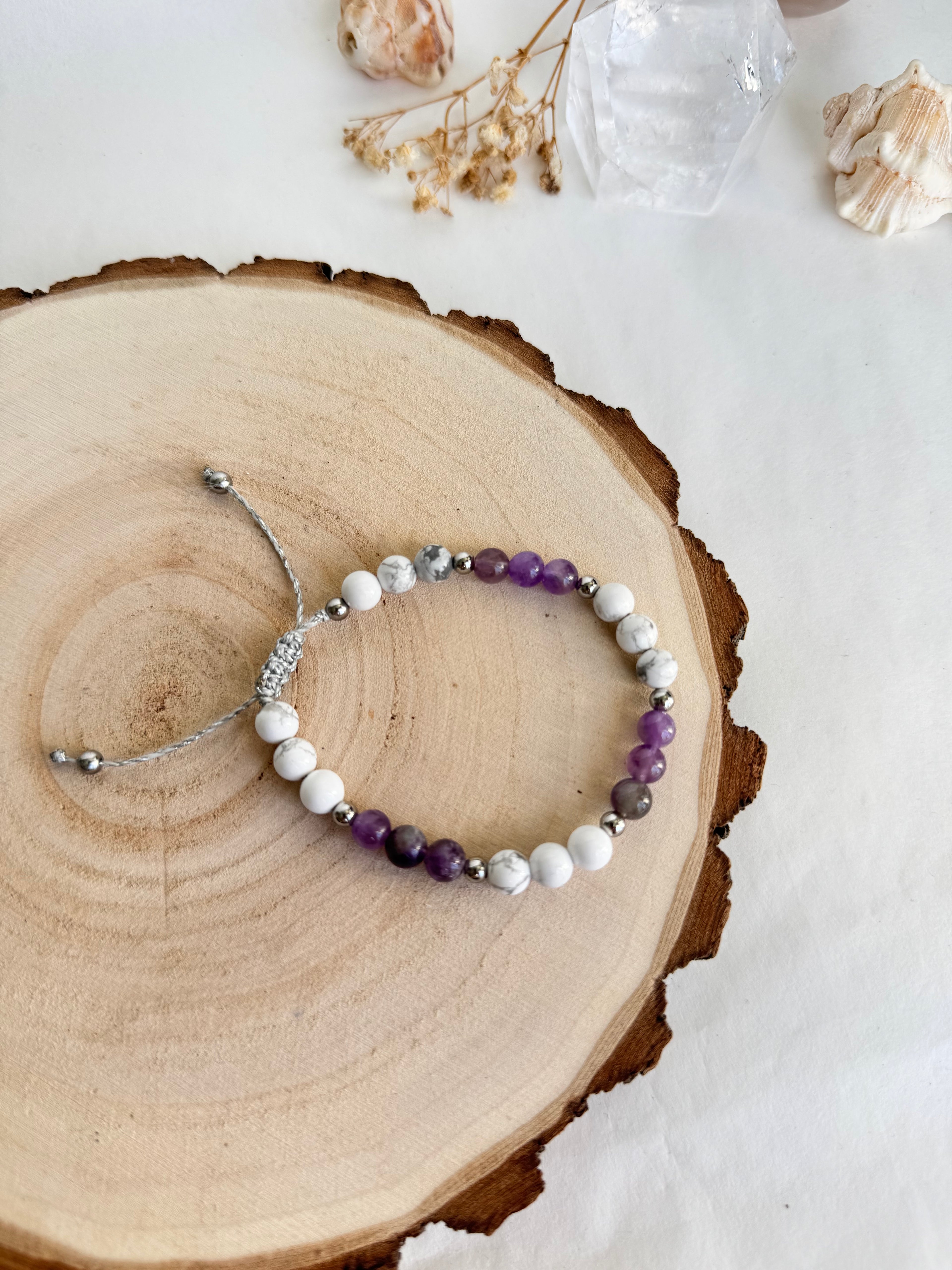 PULSERA CALMA INTERIOR | AMATISTA Y HOWLITE MACRAMÉ