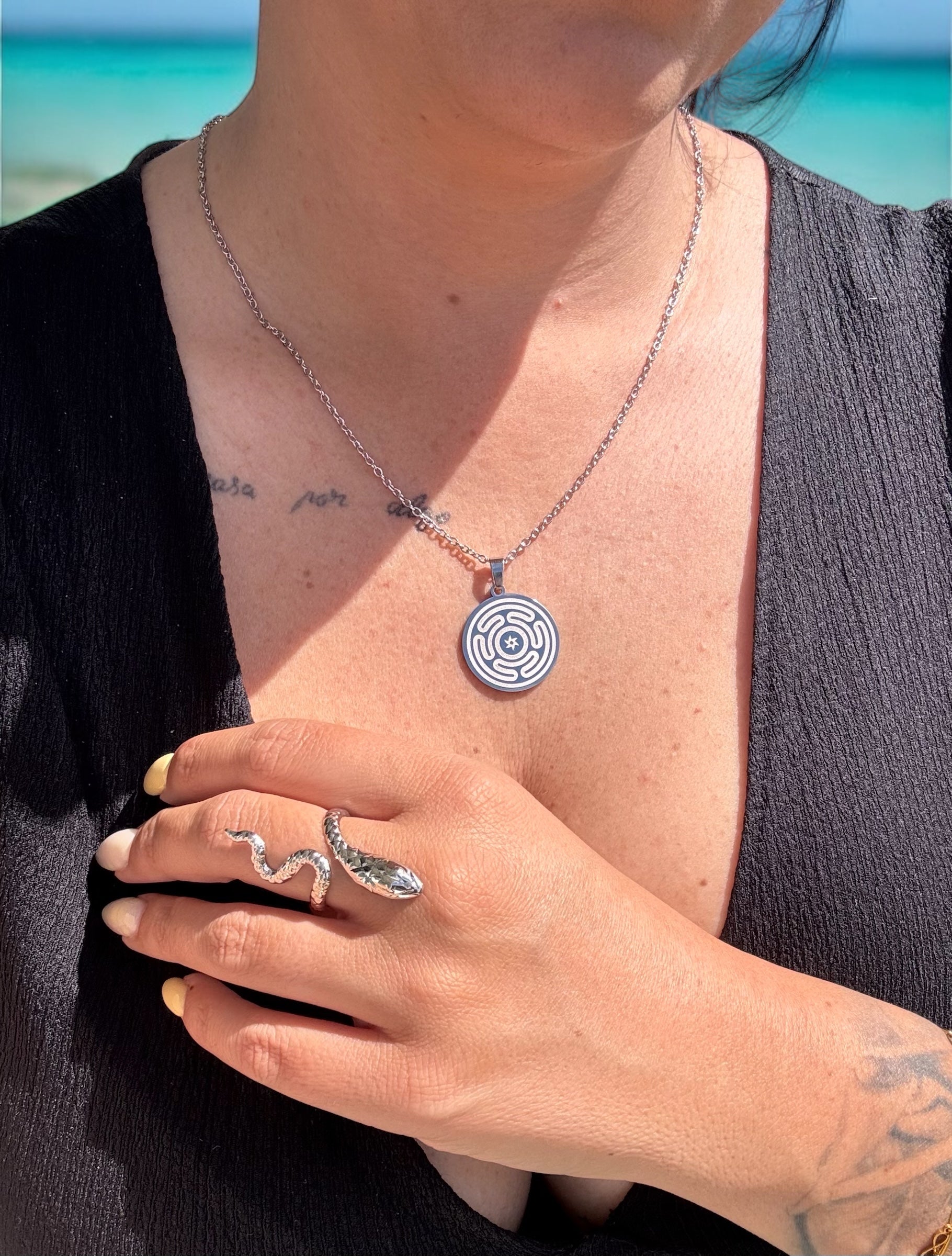 COLGANTE RUEDA DE HÉCATE | DORADO/PLATEADO