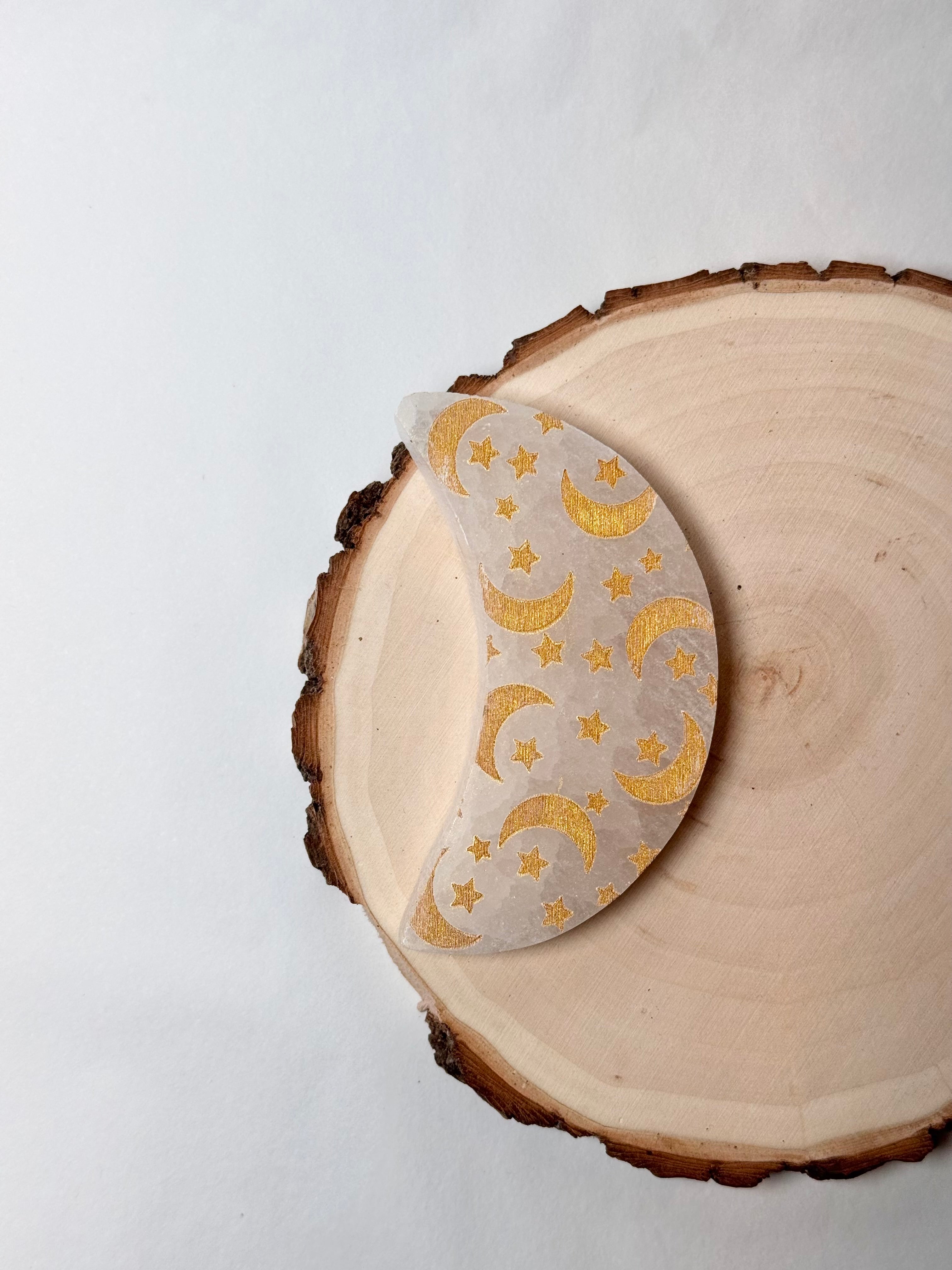 MEDIA LUNA SELENITA GRABADA DORADA