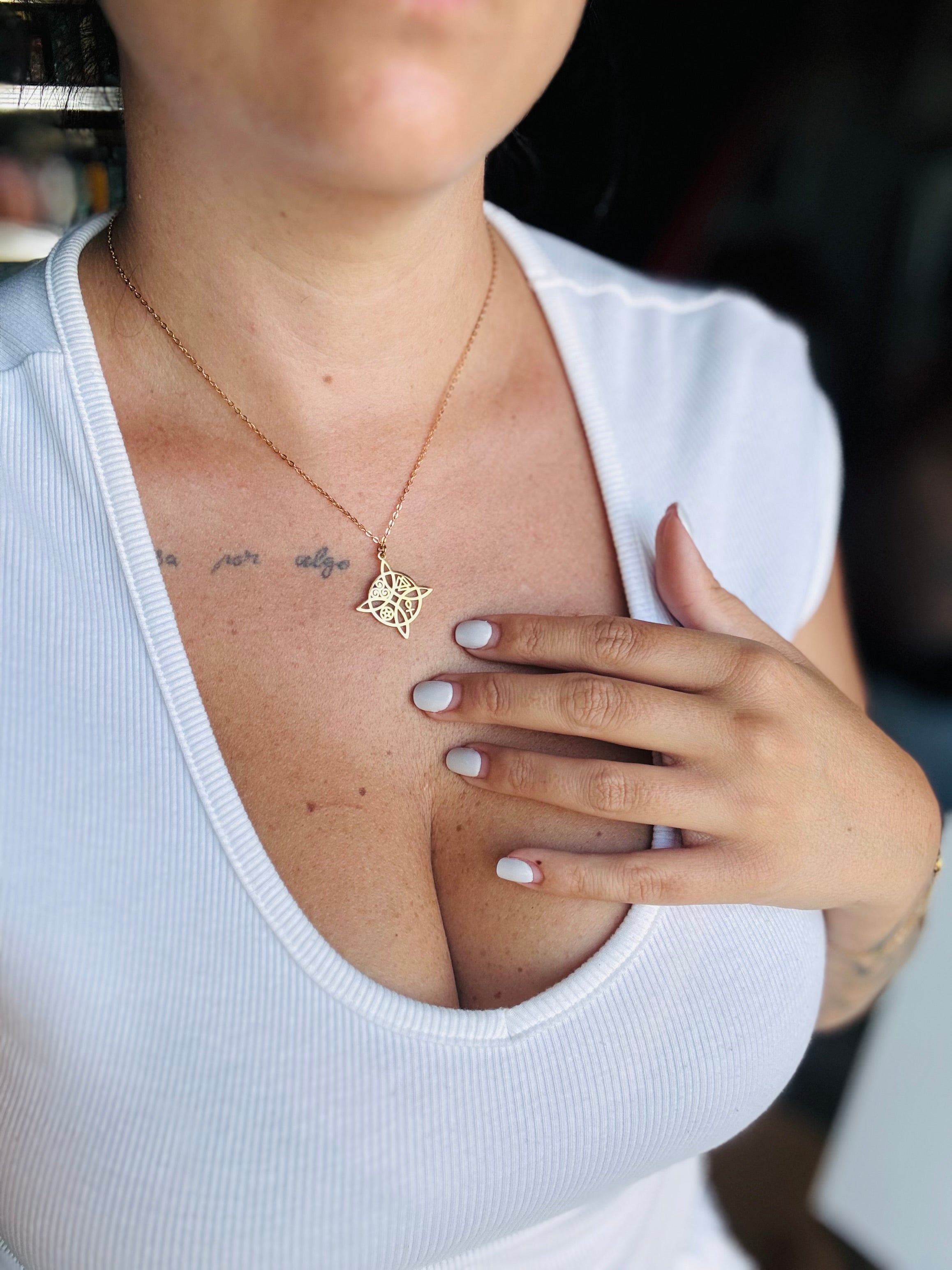 COLGANTE NUDO DE BRUJA ACERO INOXIDABLE DORADO