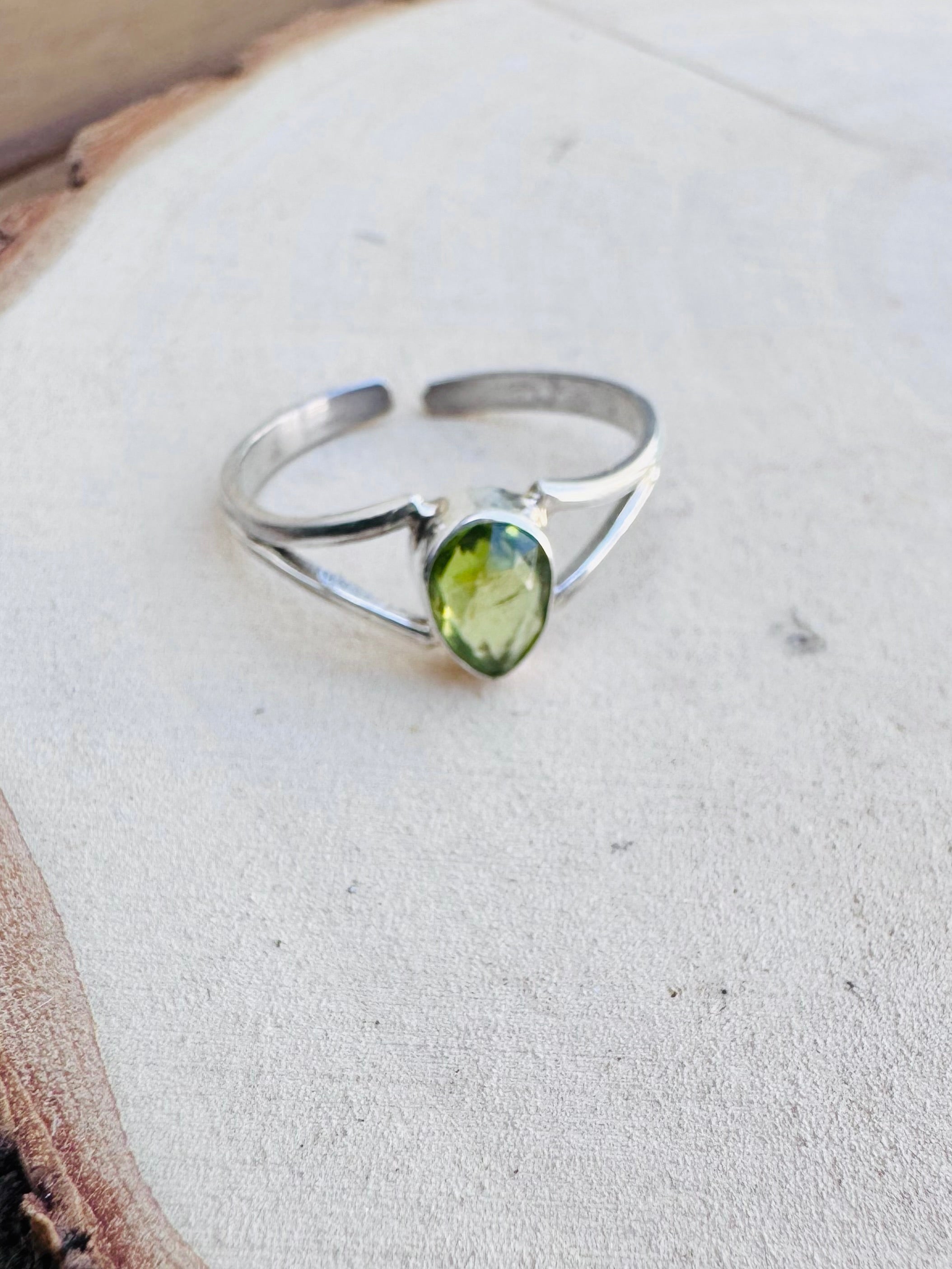 ANILLO DE PLATA AJUSTABLE | GEMA DE OLIVINO