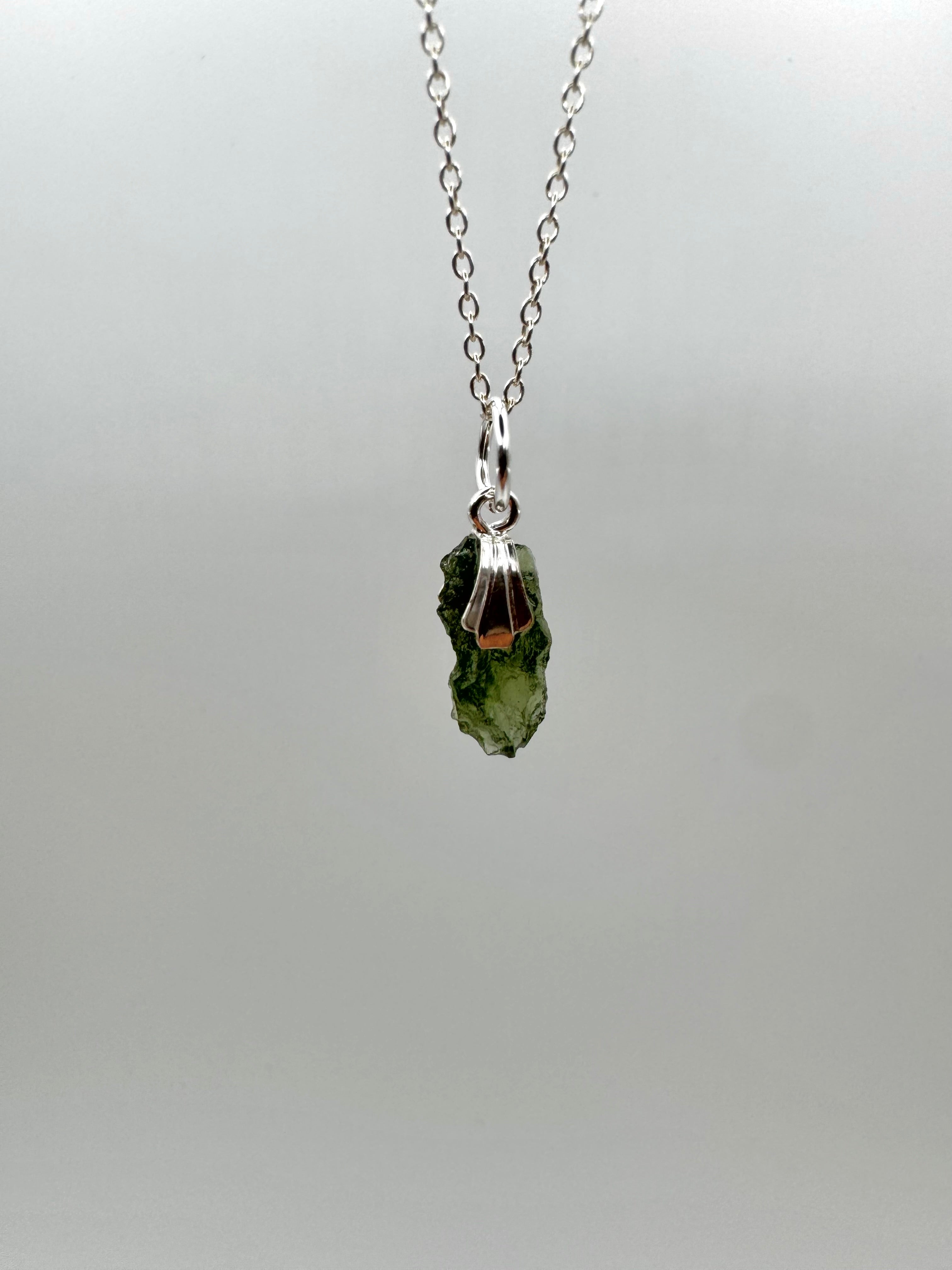 MOLDAVITA COLGANTE PLATA