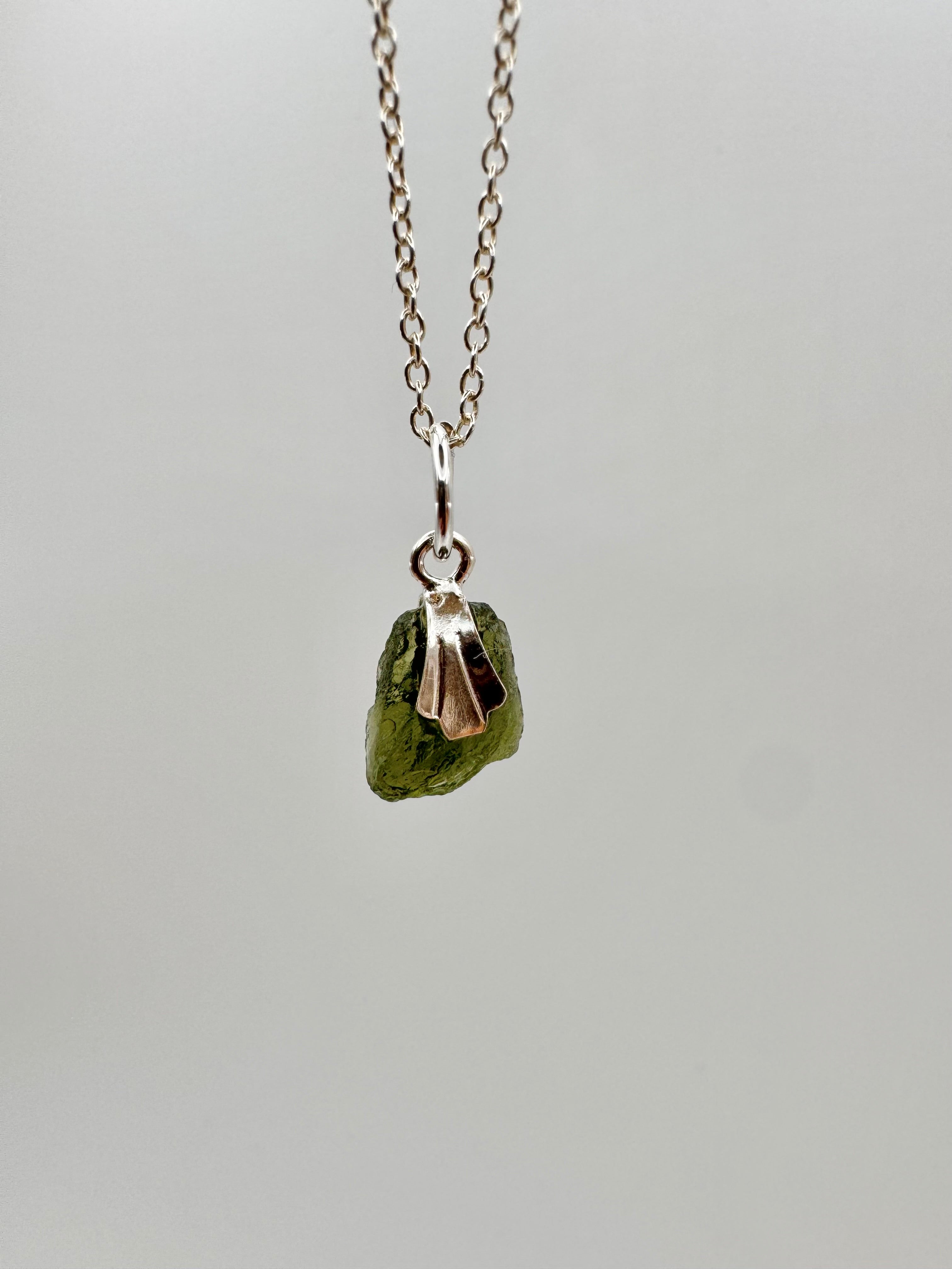 MOLDAVITA COLGANTE PLATA