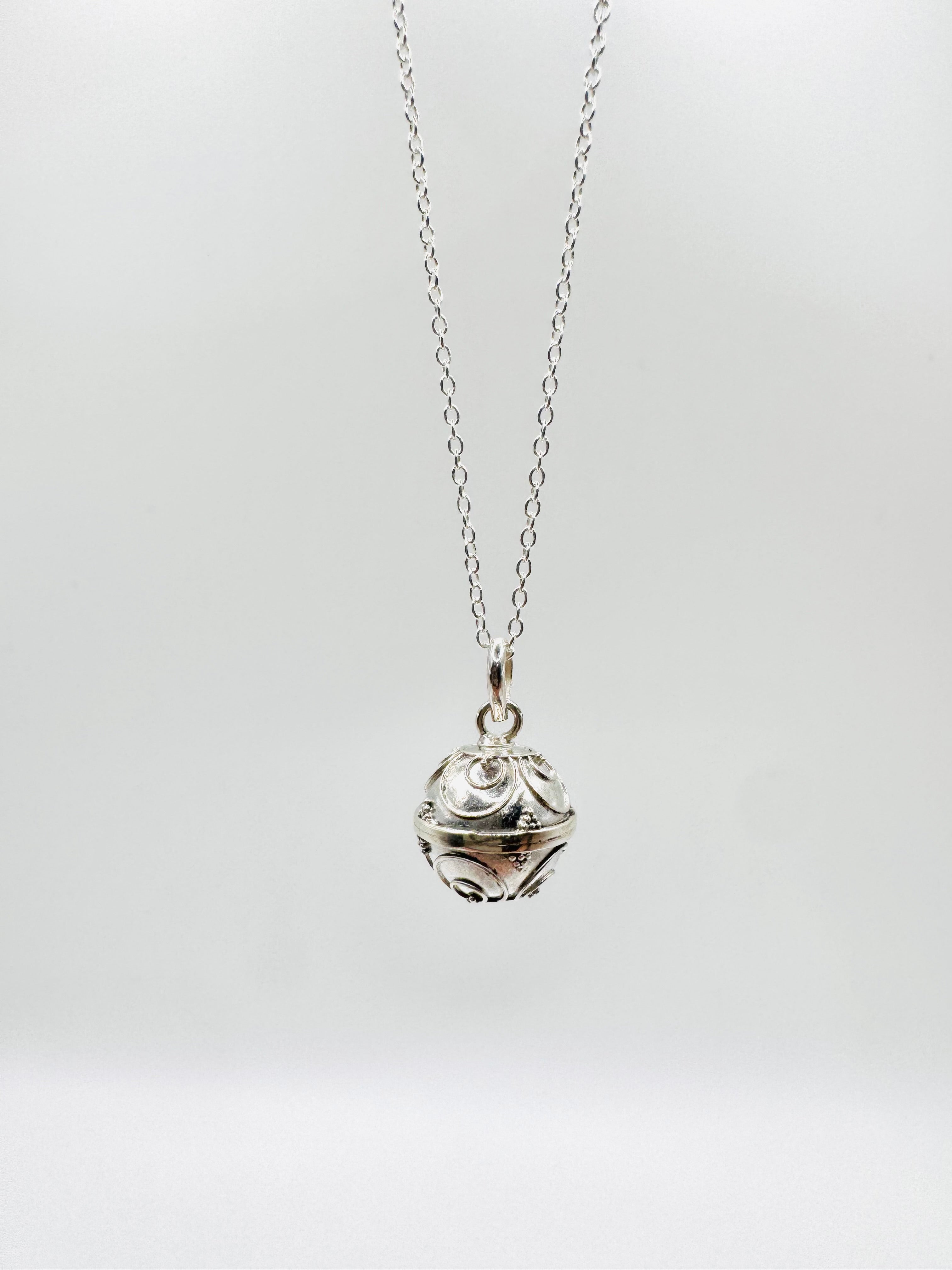 COLGANTE PLATA LLAMADOR DE ANGEL CON CADENA