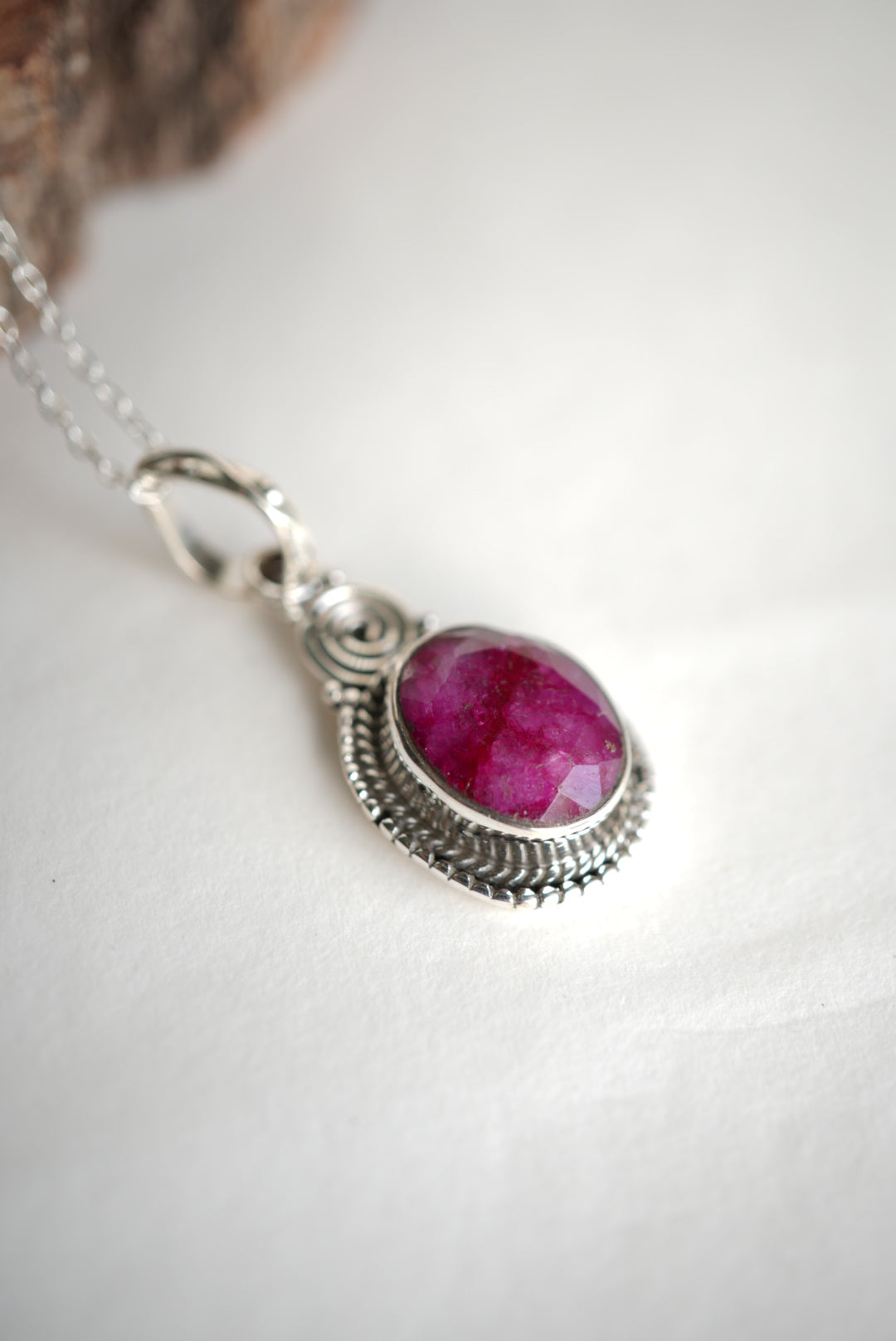 COLGANTE LLAMA SAGRADA | RUBI