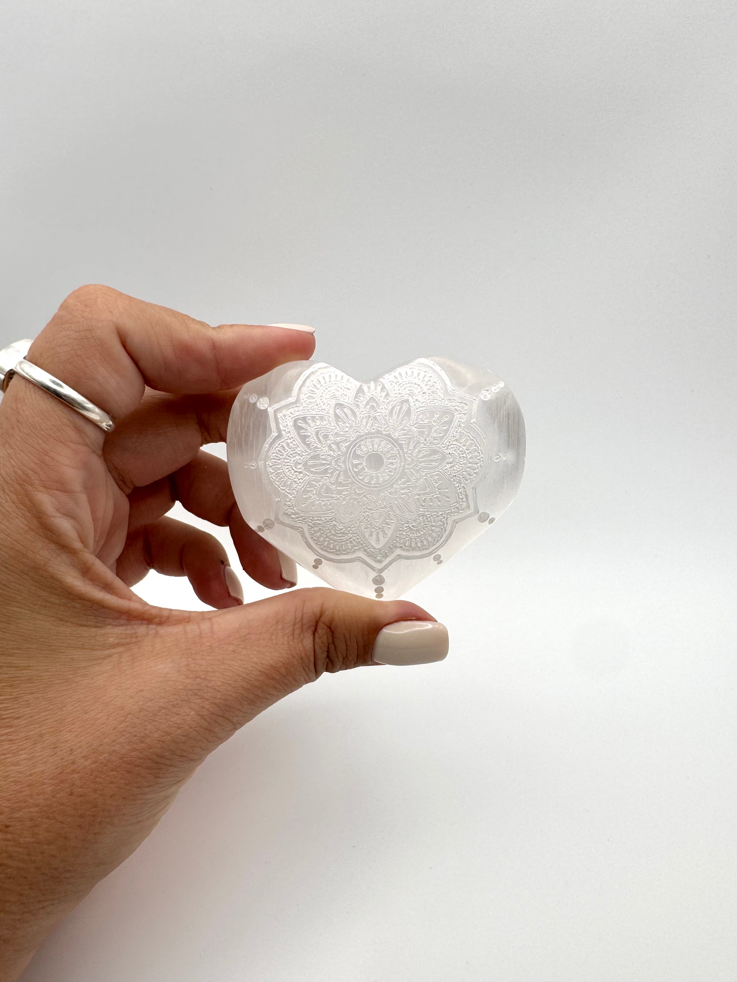 CORAZÓN SELENITA MÁNDALA