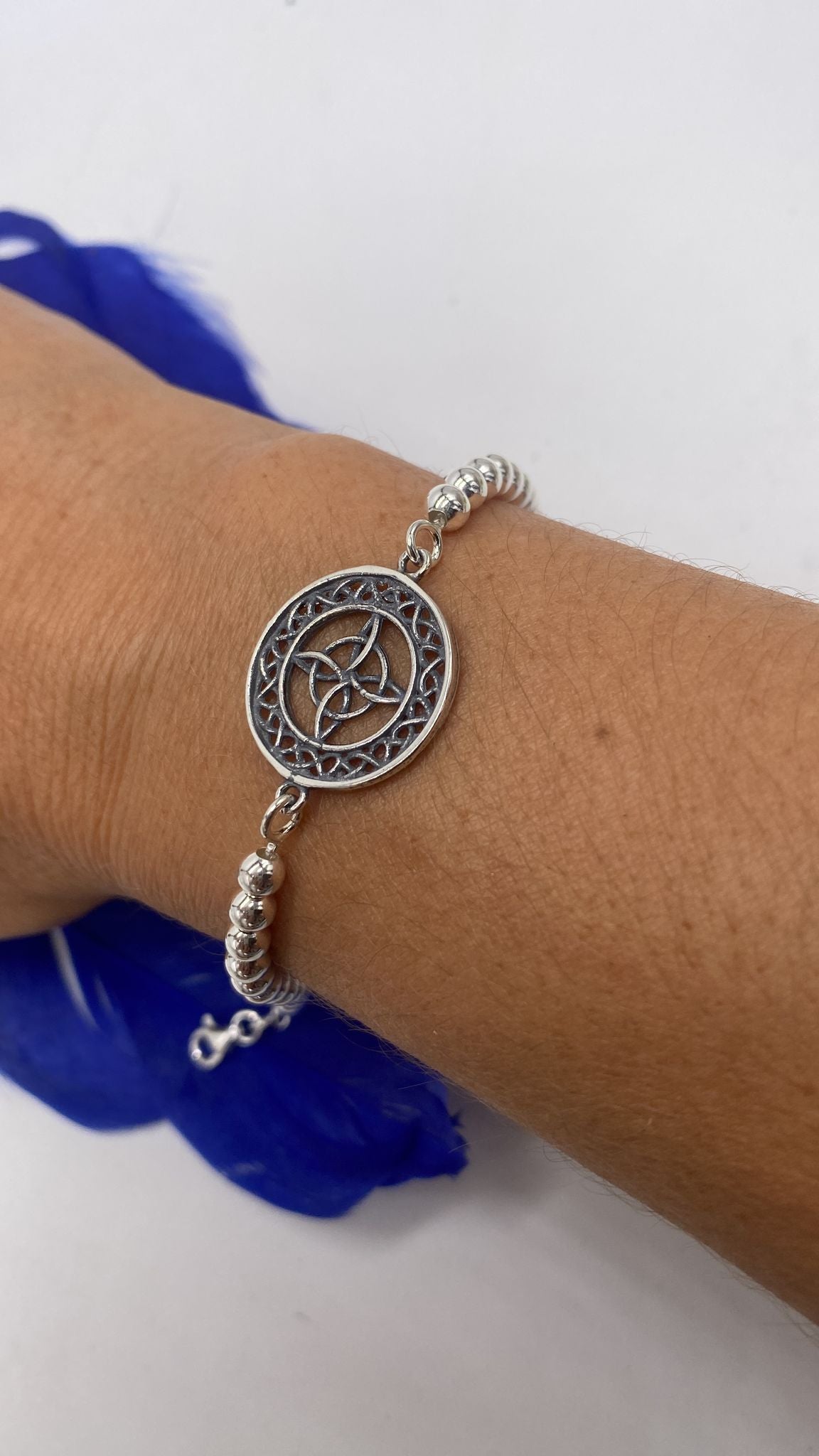 Pulsera de plata nudo de bruja con círculo protector con bolas de 4mm