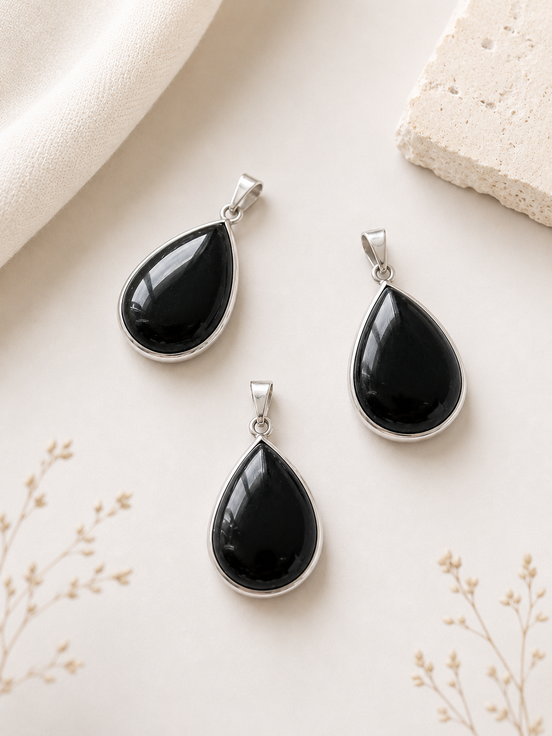 COLGANTE GOTA OBSIDIANA NEVADA EN BAÑO DE PLATA 2x3CM