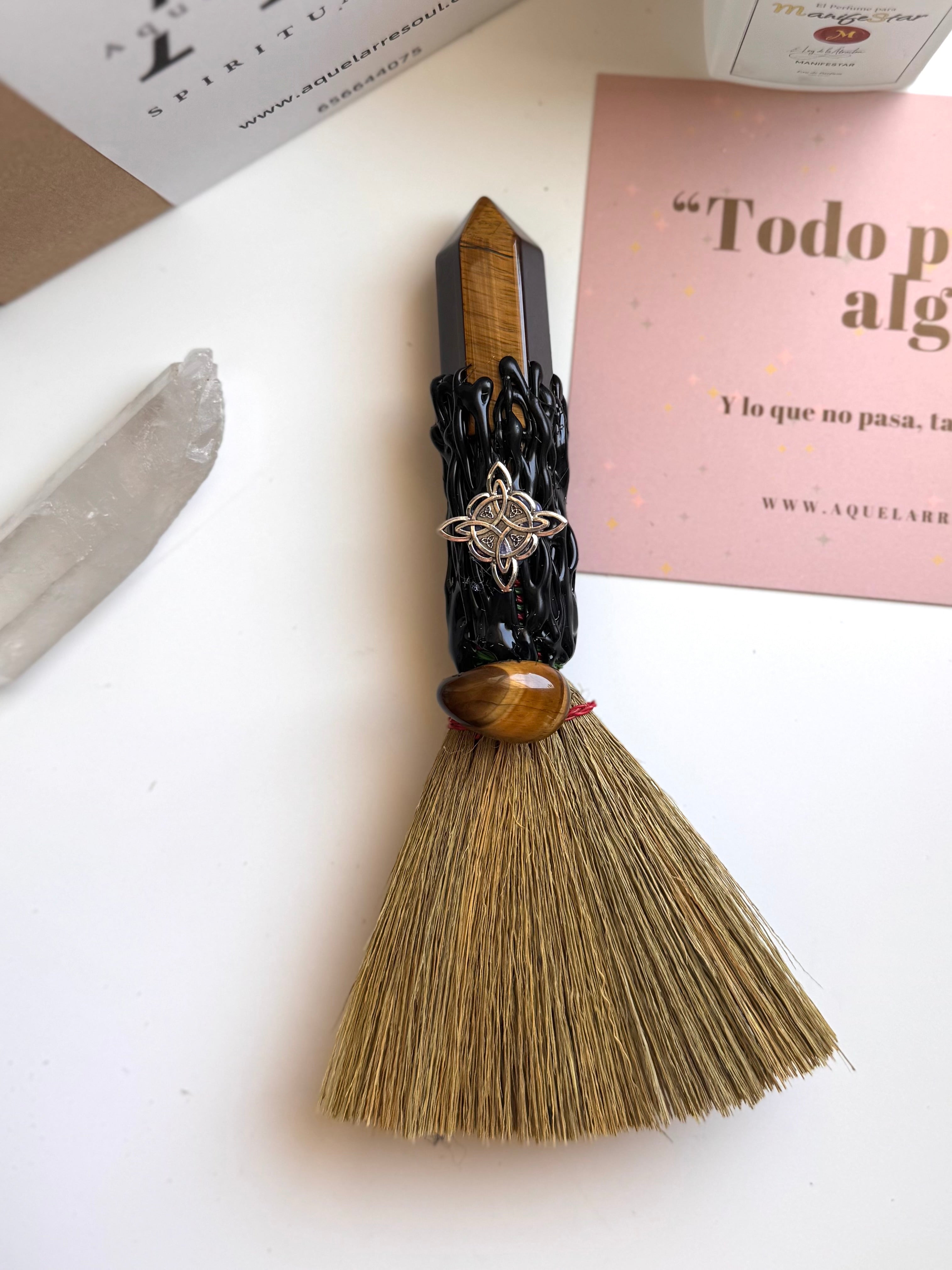 ESCOBA DE BRUJA CON GENERADOR OJO DE TIGRE